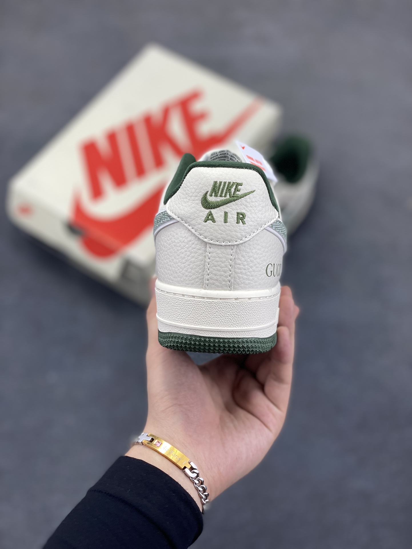 图片[4]-NIke Air Force 1 \’07 Low “古驰联名——橄榄绿鬼脸”空军一号 低帮 运动鞋 休闲鞋 折边针车 工艺难度大 原楦头原纸板 原装鞋盒 定制五金配件 内置全掌气垫 原厂鞋底 货号：KK1988-095 尺码：36 36.5 37.5 38 38.5 39 40 40.5 41 42 42.5 43 44 44.5 45-选品中心