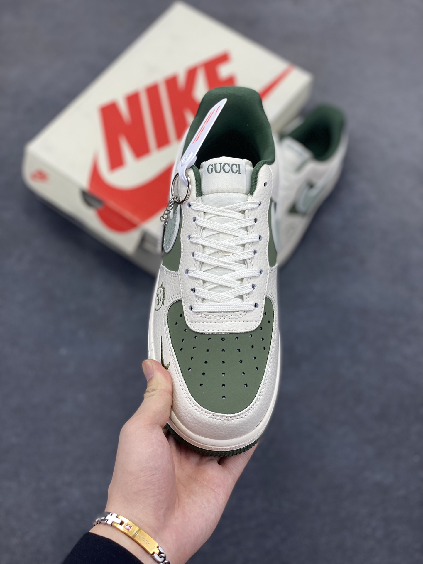 图片[2]-NIke Air Force 1 \’07 Low “古驰联名——橄榄绿鬼脸”空军一号 低帮 运动鞋 休闲鞋 折边针车 工艺难度大 原楦头原纸板 原装鞋盒 定制五金配件 内置全掌气垫 原厂鞋底 货号：KK1988-095 尺码：36 36.5 37.5 38 38.5 39 40 40.5 41 42 42.5 43 44 44.5 45-选品中心