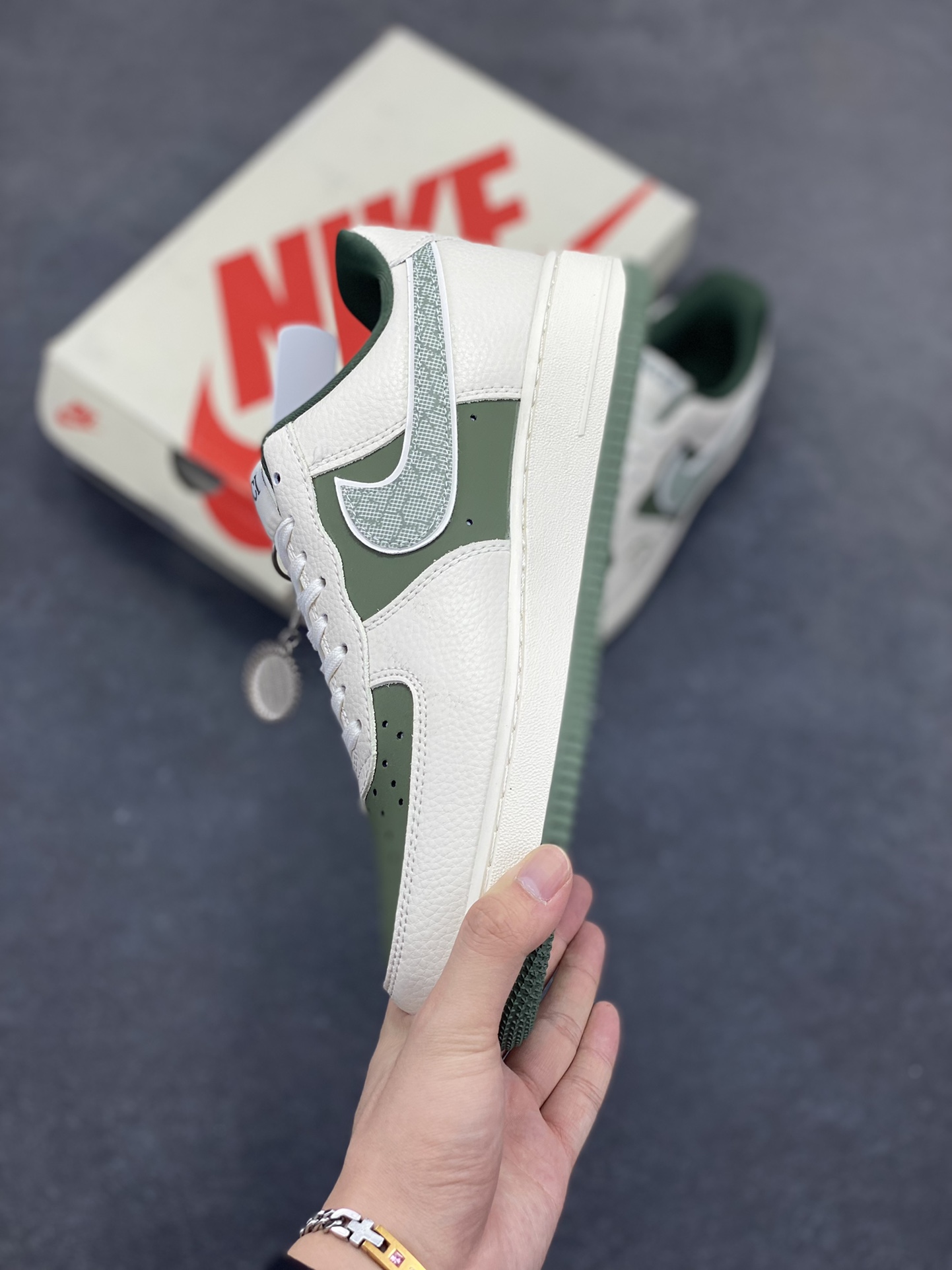 图片[3]-NIke Air Force 1 \’07 Low “古驰联名——橄榄绿鬼脸”空军一号 低帮 运动鞋 休闲鞋 折边针车 工艺难度大 原楦头原纸板 原装鞋盒 定制五金配件 内置全掌气垫 原厂鞋底 货号：KK1988-095 尺码：36 36.5 37.5 38 38.5 39 40 40.5 41 42 42.5 43 44 44.5 45-选品中心