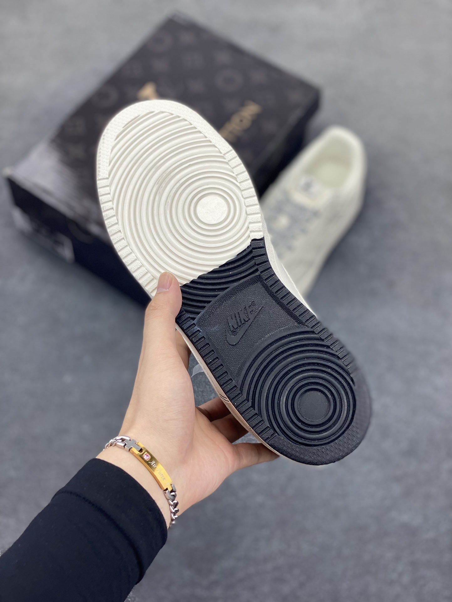 图片[5]-Nike Court Vision 1 LOW 低帮 板鞋 “LV联名——双拼黑线” 运动鞋 休闲鞋 折边针车 工艺难度大 原楦头原纸板 原装鞋盒 定制五金配件 内置全掌气垫 原厂鞋底 货号：CS5288-016 尺码：36 36.5 37.5 38 38.5 39 40 40.5 41 42 42.5 43 44 44.5 45-选品中心