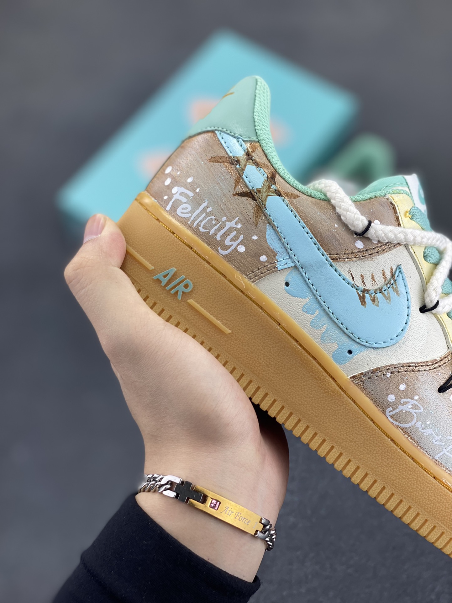 图片[6]-Nike Air Force 1\’07 Low \”Mint Bubble\” 手绘涂鸦 薄荷气泡 空军一号低帮休闲板鞋  #邂逅清新灵感，「薄荷气泡」 创意定制鞋款清凉登场。柔和米白为底，搭配清透薄荷绿勾勒 Swoosh 与鞋口，如同气泡水般清爽；做旧棕黄晕染鞋侧，似气泡升腾时带起的细碎光影，复古又灵动 货号：XC2351-505  尺码：36 36.5 37.5 38 38.5 39 40 40.5 41 42 42.5 43 44 44.5 45-选品中心