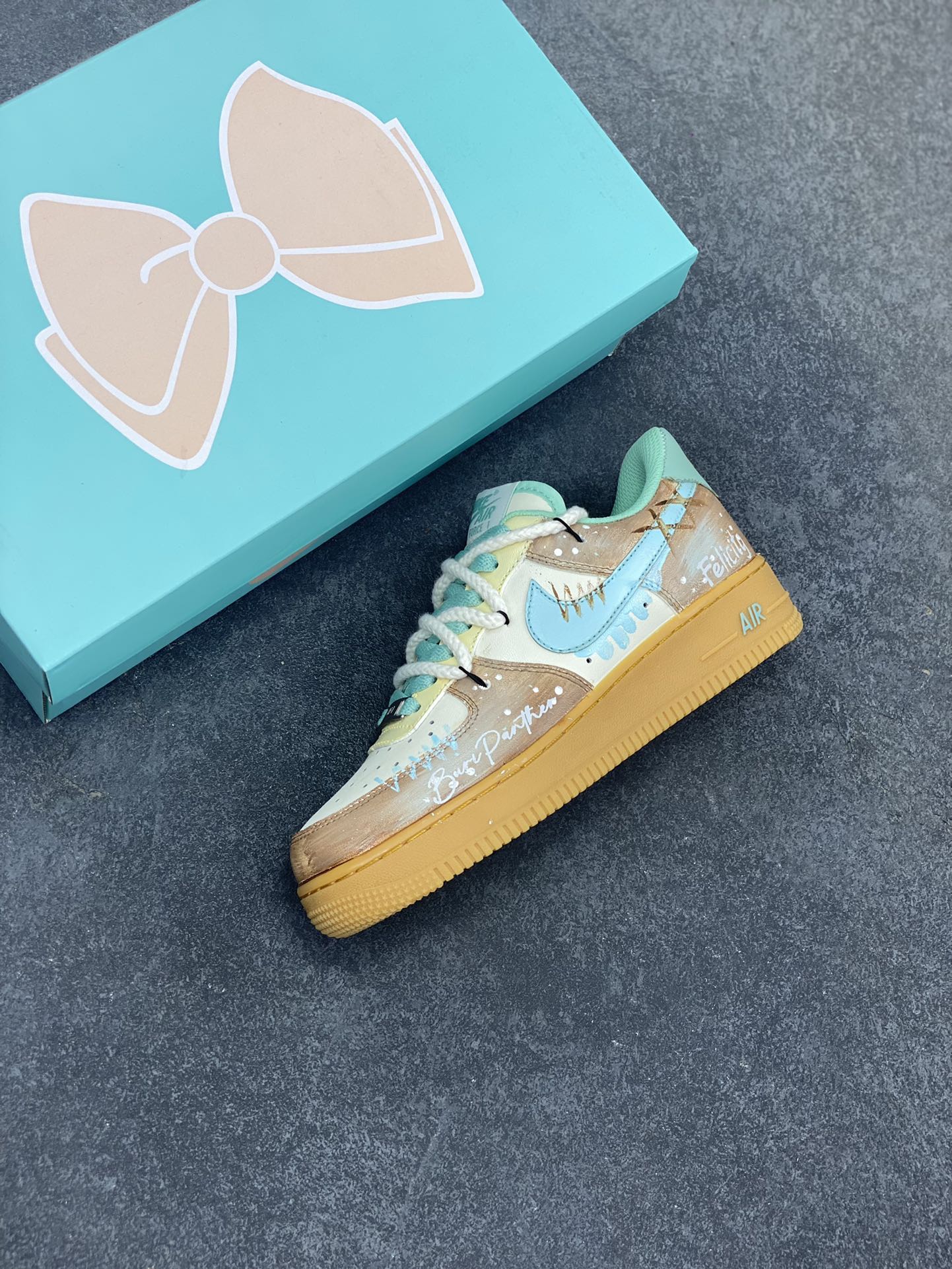 图片[7]-Nike Air Force 1\’07 Low \”Mint Bubble\” 手绘涂鸦 薄荷气泡 空军一号低帮休闲板鞋  #邂逅清新灵感，「薄荷气泡」 创意定制鞋款清凉登场。柔和米白为底，搭配清透薄荷绿勾勒 Swoosh 与鞋口，如同气泡水般清爽；做旧棕黄晕染鞋侧，似气泡升腾时带起的细碎光影，复古又灵动 货号：XC2351-505  尺码：36 36.5 37.5 38 38.5 39 40 40.5 41 42 42.5 43 44 44.5 45-选品中心