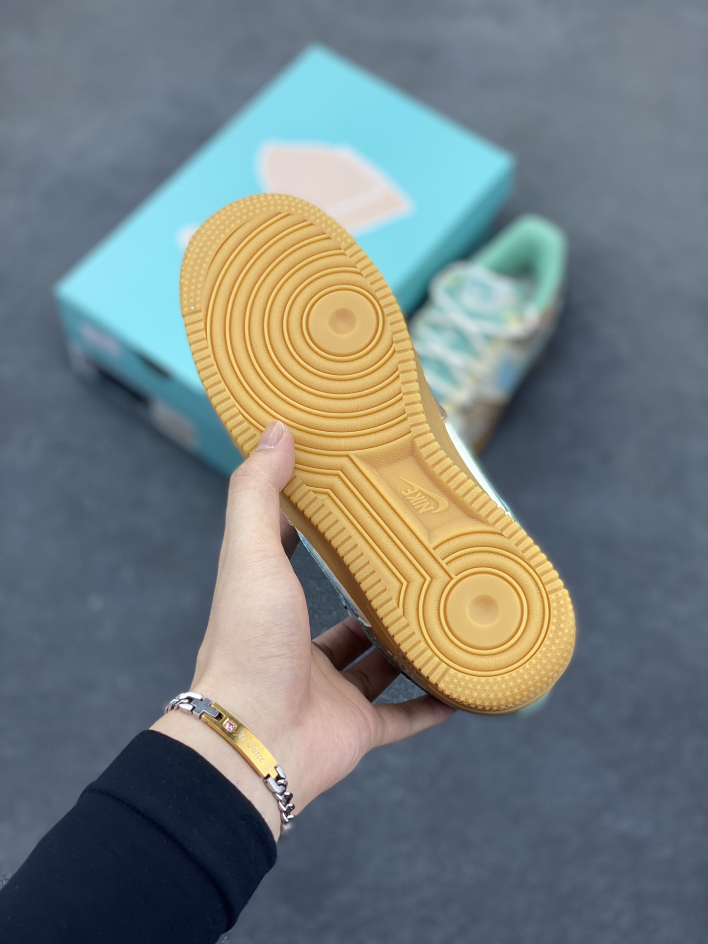 图片[5]-Nike Air Force 1\’07 Low \”Mint Bubble\” 手绘涂鸦 薄荷气泡 空军一号低帮休闲板鞋  #邂逅清新灵感，「薄荷气泡」 创意定制鞋款清凉登场。柔和米白为底，搭配清透薄荷绿勾勒 Swoosh 与鞋口，如同气泡水般清爽；做旧棕黄晕染鞋侧，似气泡升腾时带起的细碎光影，复古又灵动 货号：XC2351-505  尺码：36 36.5 37.5 38 38.5 39 40 40.5 41 42 42.5 43 44 44.5 45-选品中心