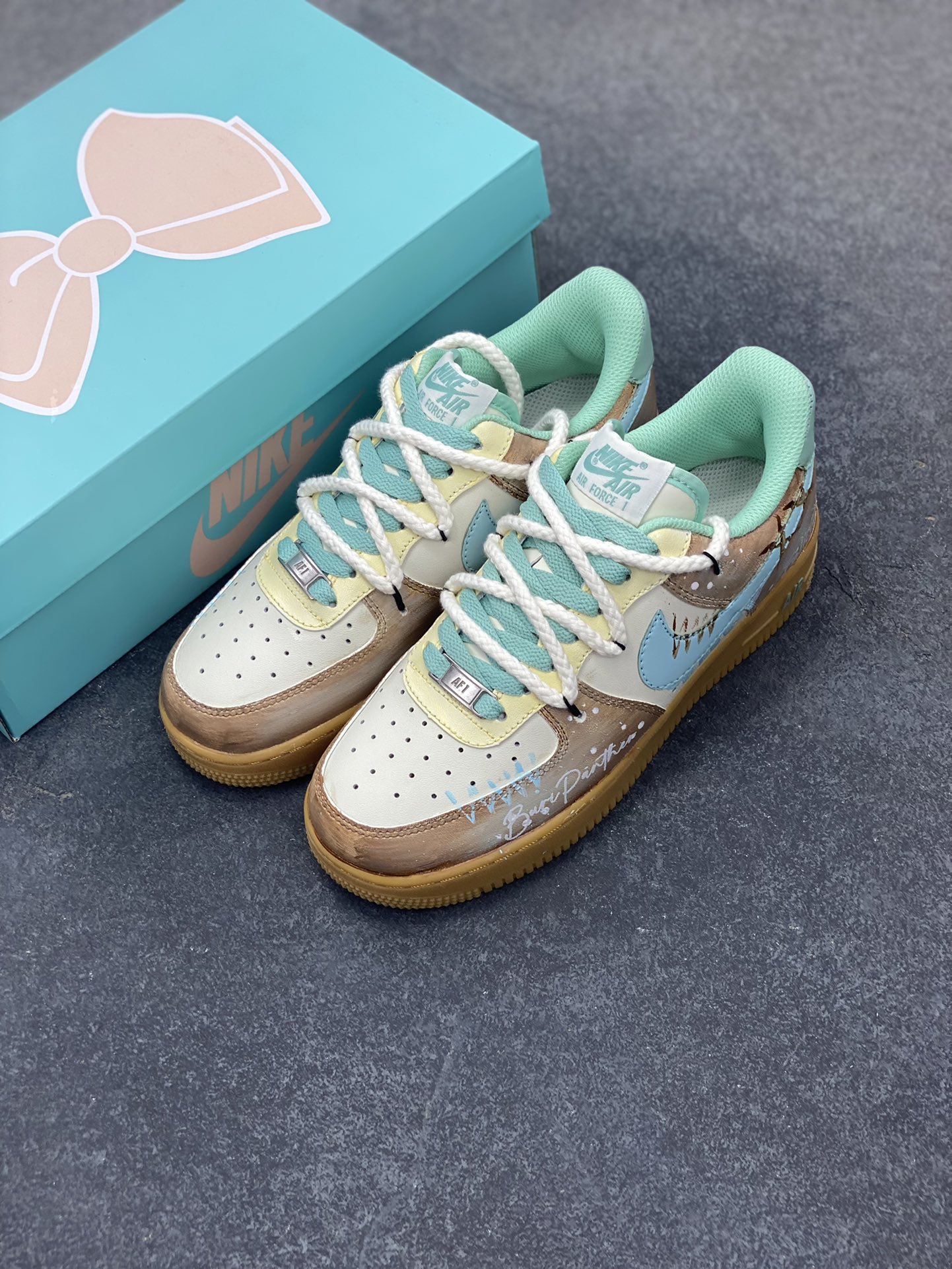 图片[8]-Nike Air Force 1\’07 Low \”Mint Bubble\” 手绘涂鸦 薄荷气泡 空军一号低帮休闲板鞋  #邂逅清新灵感，「薄荷气泡」 创意定制鞋款清凉登场。柔和米白为底，搭配清透薄荷绿勾勒 Swoosh 与鞋口，如同气泡水般清爽；做旧棕黄晕染鞋侧，似气泡升腾时带起的细碎光影，复古又灵动 货号：XC2351-505  尺码：36 36.5 37.5 38 38.5 39 40 40.5 41 42 42.5 43 44 44.5 45-选品中心