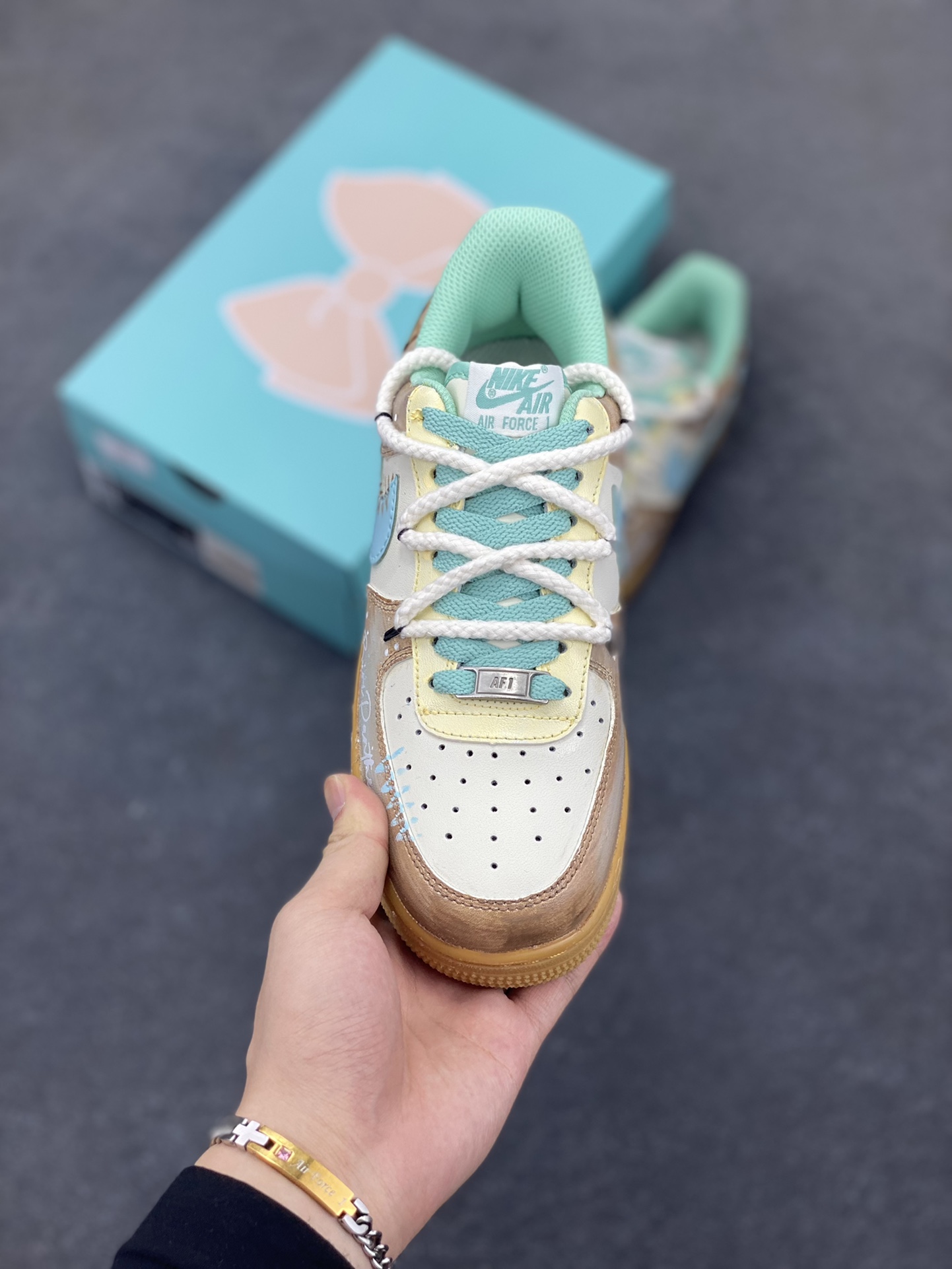 图片[2]-Nike Air Force 1\’07 Low \”Mint Bubble\” 手绘涂鸦 薄荷气泡 空军一号低帮休闲板鞋  #邂逅清新灵感，「薄荷气泡」 创意定制鞋款清凉登场。柔和米白为底，搭配清透薄荷绿勾勒 Swoosh 与鞋口，如同气泡水般清爽；做旧棕黄晕染鞋侧，似气泡升腾时带起的细碎光影，复古又灵动 货号：XC2351-505  尺码：36 36.5 37.5 38 38.5 39 40 40.5 41 42 42.5 43 44 44.5 45-选品中心