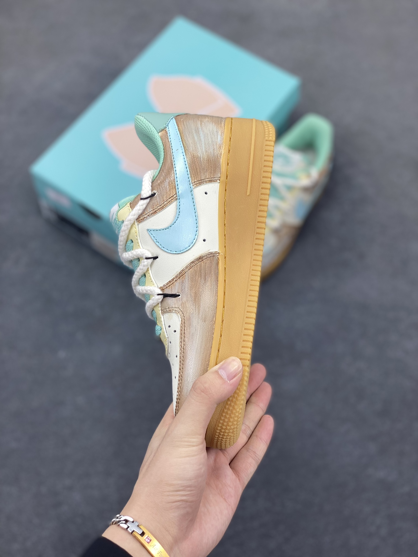 图片[3]-Nike Air Force 1\’07 Low \”Mint Bubble\” 手绘涂鸦 薄荷气泡 空军一号低帮休闲板鞋  #邂逅清新灵感，「薄荷气泡」 创意定制鞋款清凉登场。柔和米白为底，搭配清透薄荷绿勾勒 Swoosh 与鞋口，如同气泡水般清爽；做旧棕黄晕染鞋侧，似气泡升腾时带起的细碎光影，复古又灵动 货号：XC2351-505  尺码：36 36.5 37.5 38 38.5 39 40 40.5 41 42 42.5 43 44 44.5 45-选品中心