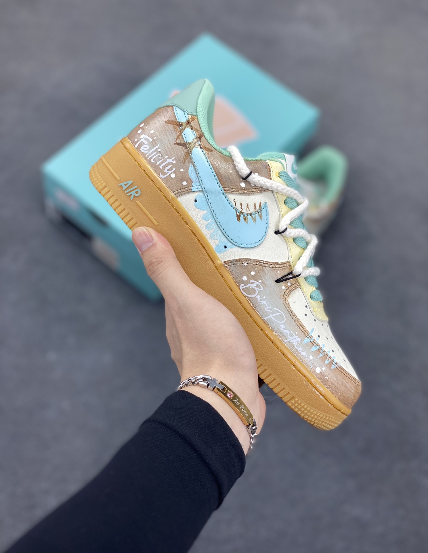 Nike Air Force 1\’07 Low \”Mint Bubble\” 手绘涂鸦 薄荷气泡 空军一号低帮休闲板鞋  #邂逅清新灵感，「薄荷气泡」 创意定制鞋款清凉登场。柔和米白为底，搭配清透薄荷绿勾勒 Swoosh 与鞋口，如同气泡水般清爽；做旧棕黄晕染鞋侧，似气泡升腾时带起的细碎光影，复古又灵动 货号：XC2351-505  尺码：36 36.5 37.5 38 38.5 39 40 40.5 41 42 42.5 43 44 44.5 45-选品中心
