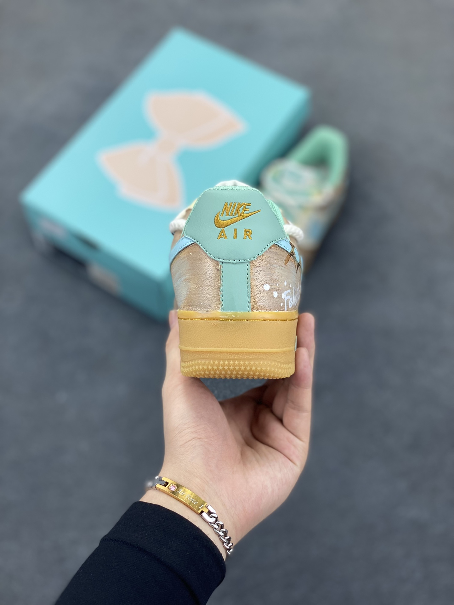 图片[4]-Nike Air Force 1\’07 Low \”Mint Bubble\” 手绘涂鸦 薄荷气泡 空军一号低帮休闲板鞋  #邂逅清新灵感，「薄荷气泡」 创意定制鞋款清凉登场。柔和米白为底，搭配清透薄荷绿勾勒 Swoosh 与鞋口，如同气泡水般清爽；做旧棕黄晕染鞋侧，似气泡升腾时带起的细碎光影，复古又灵动 货号：XC2351-505  尺码：36 36.5 37.5 38 38.5 39 40 40.5 41 42 42.5 43 44 44.5 45-选品中心