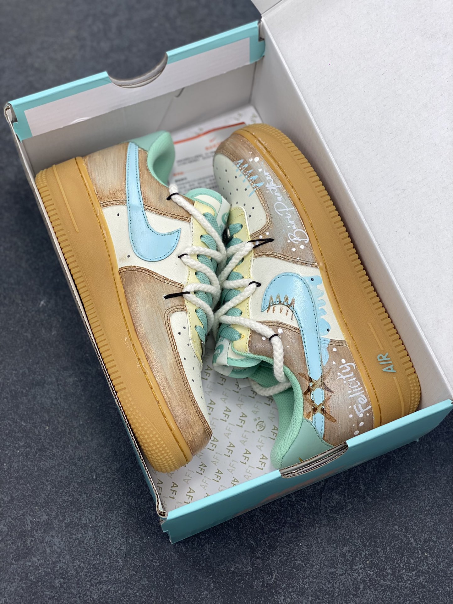 图片[9]-Nike Air Force 1\’07 Low \”Mint Bubble\” 手绘涂鸦 薄荷气泡 空军一号低帮休闲板鞋  #邂逅清新灵感，「薄荷气泡」 创意定制鞋款清凉登场。柔和米白为底，搭配清透薄荷绿勾勒 Swoosh 与鞋口，如同气泡水般清爽；做旧棕黄晕染鞋侧，似气泡升腾时带起的细碎光影，复古又灵动 货号：XC2351-505  尺码：36 36.5 37.5 38 38.5 39 40 40.5 41 42 42.5 43 44 44.5 45-选品中心
