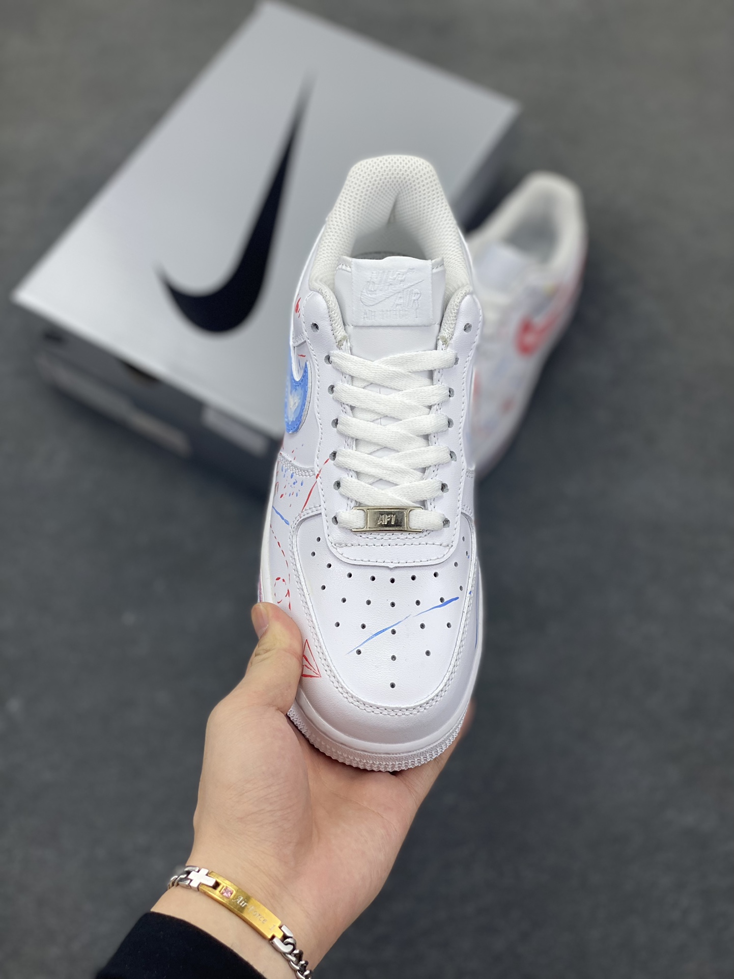 图片[2]-Air Force 1 Low 白蓝爱心手绘涂鸦 原楦头原纸板 打造纯正空军版型 #专注外贸渠道 全掌内置蜂窝气垫 #原盒配件 原厂中底钢印、拉帮完美 货号：DD8959-100 尺码：35.5 36 36.5 37.5 38 38.5 39 40-选品中心
