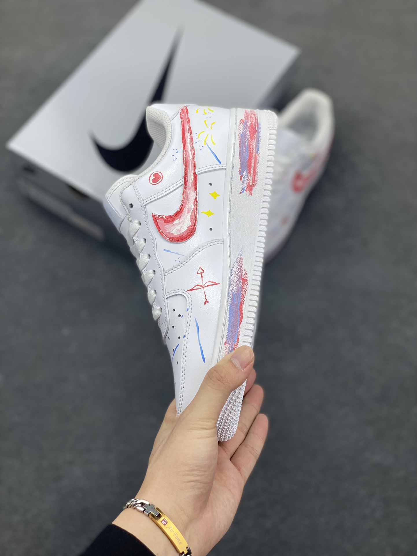 图片[3]-Air Force 1 Low 白蓝爱心手绘涂鸦 原楦头原纸板 打造纯正空军版型 #专注外贸渠道 全掌内置蜂窝气垫 #原盒配件 原厂中底钢印、拉帮完美 货号：DD8959-100 尺码：35.5 36 36.5 37.5 38 38.5 39 40-选品中心