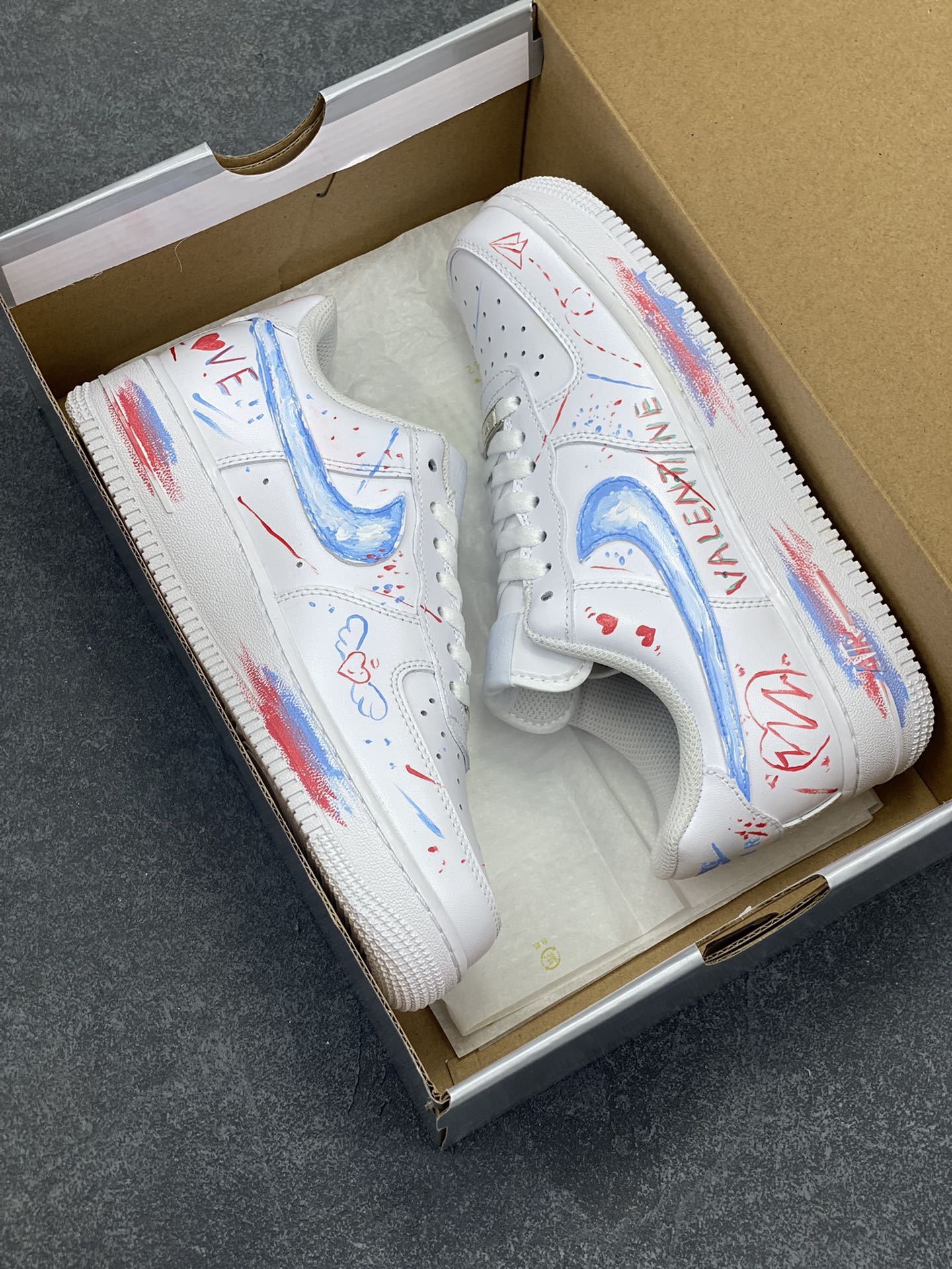 图片[9]-Air Force 1 Low 白蓝爱心手绘涂鸦 原楦头原纸板 打造纯正空军版型 #专注外贸渠道 全掌内置蜂窝气垫 #原盒配件 原厂中底钢印、拉帮完美 货号：DD8959-100 尺码：35.5 36 36.5 37.5 38 38.5 39 40-选品中心