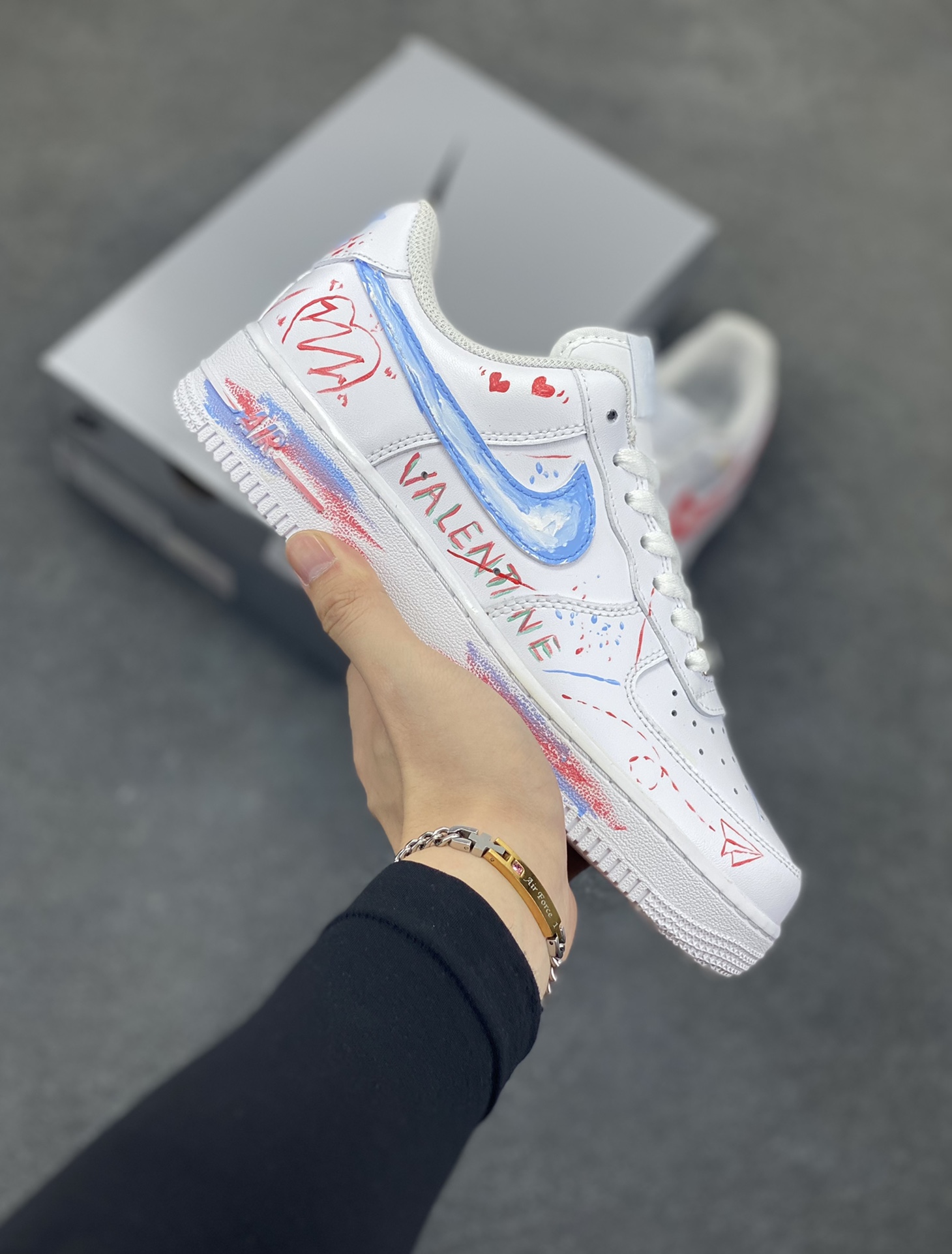 Air Force 1 Low 白蓝爱心手绘涂鸦 原楦头原纸板 打造纯正空军版型 #专注外贸渠道 全掌内置蜂窝气垫 #原盒配件 原厂中底钢印、拉帮完美 货号：DD8959-100 尺码：35.5 36 36.5 37.5 38 38.5 39 40-选品中心