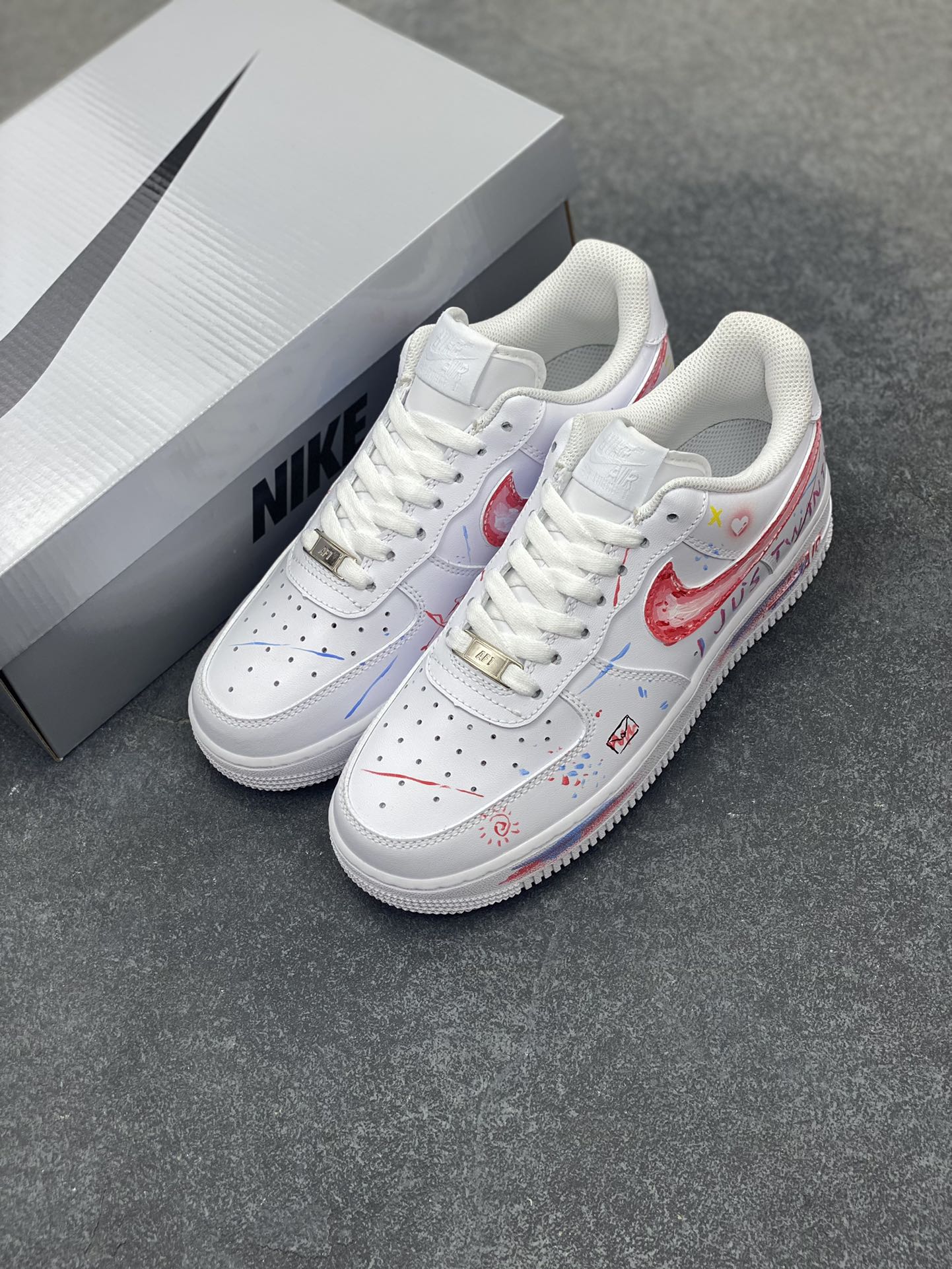 图片[8]-Air Force 1 Low 白蓝爱心手绘涂鸦 原楦头原纸板 打造纯正空军版型 #专注外贸渠道 全掌内置蜂窝气垫 #原盒配件 原厂中底钢印、拉帮完美 货号：DD8959-100 尺码：35.5 36 36.5 37.5 38 38.5 39 40-选品中心