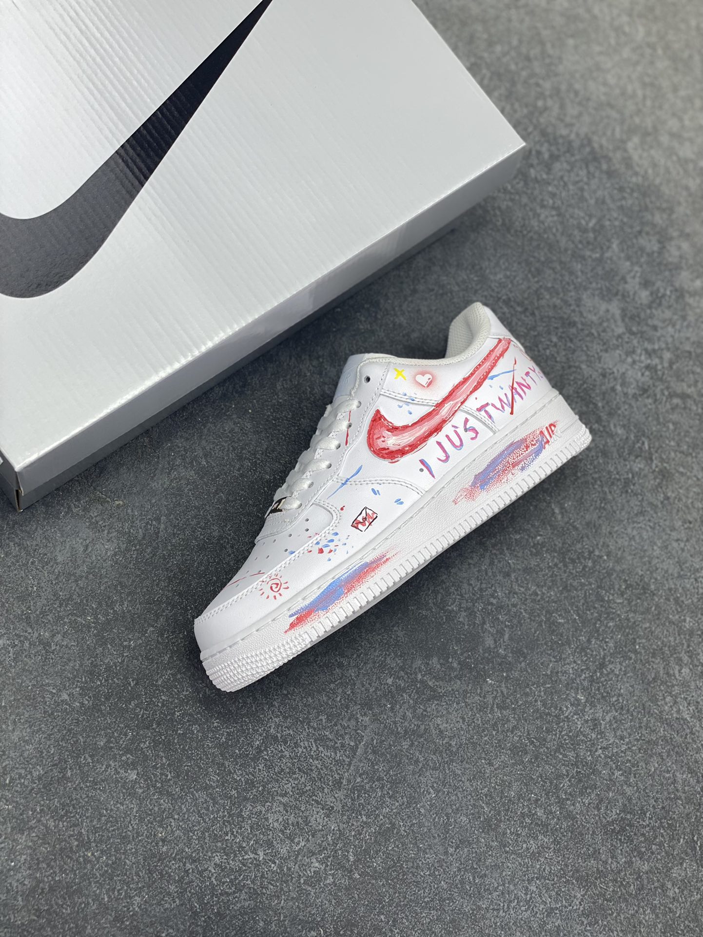 图片[7]-Air Force 1 Low 白蓝爱心手绘涂鸦 原楦头原纸板 打造纯正空军版型 #专注外贸渠道 全掌内置蜂窝气垫 #原盒配件 原厂中底钢印、拉帮完美 货号：DD8959-100 尺码：35.5 36 36.5 37.5 38 38.5 39 40-选品中心