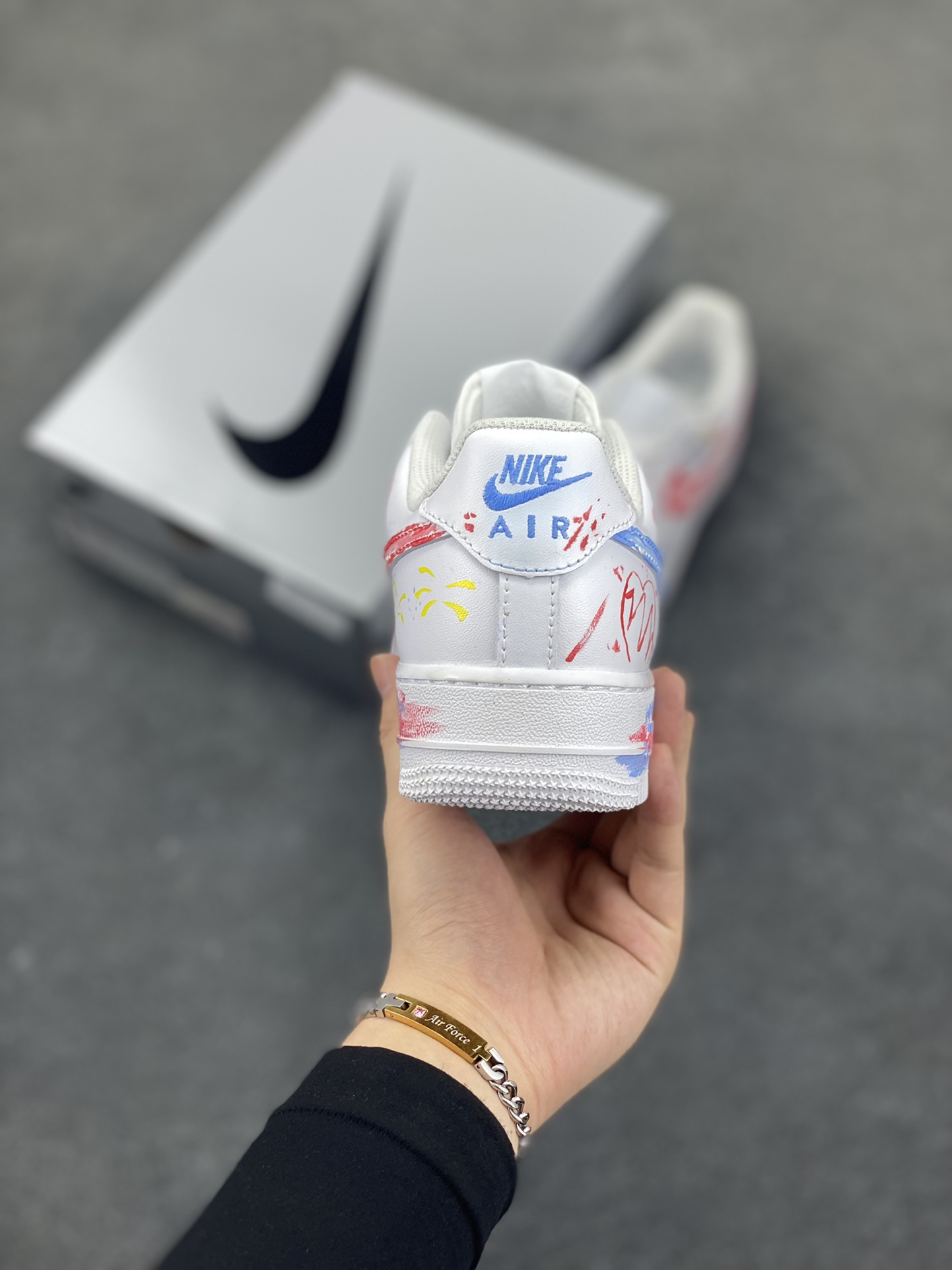 图片[4]-Air Force 1 Low 白蓝爱心手绘涂鸦 原楦头原纸板 打造纯正空军版型 #专注外贸渠道 全掌内置蜂窝气垫 #原盒配件 原厂中底钢印、拉帮完美 货号：DD8959-100 尺码：35.5 36 36.5 37.5 38 38.5 39 40-选品中心