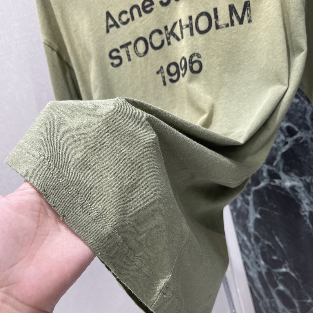 
Ac 25早秋新款 复古做旧水洗绿短袖T恤 水洗做旧的橄榄绿相遇 造就这款复古做旧水洗绿长袖T恤 领口