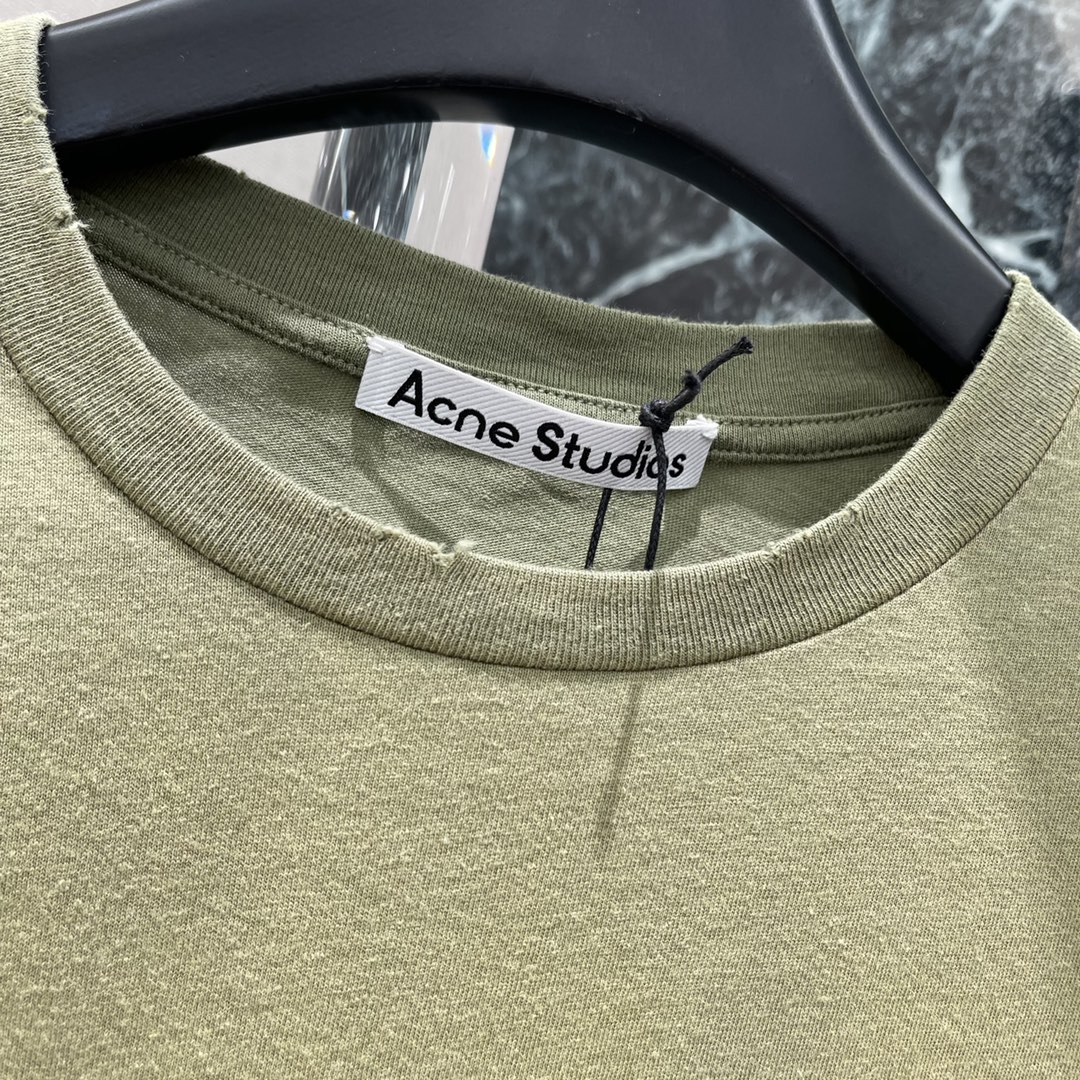 
Ac 25早秋新款 复古做旧水洗绿短袖T恤 水洗做旧的橄榄绿相遇 造就这款复古做旧水洗绿长袖T恤 领口