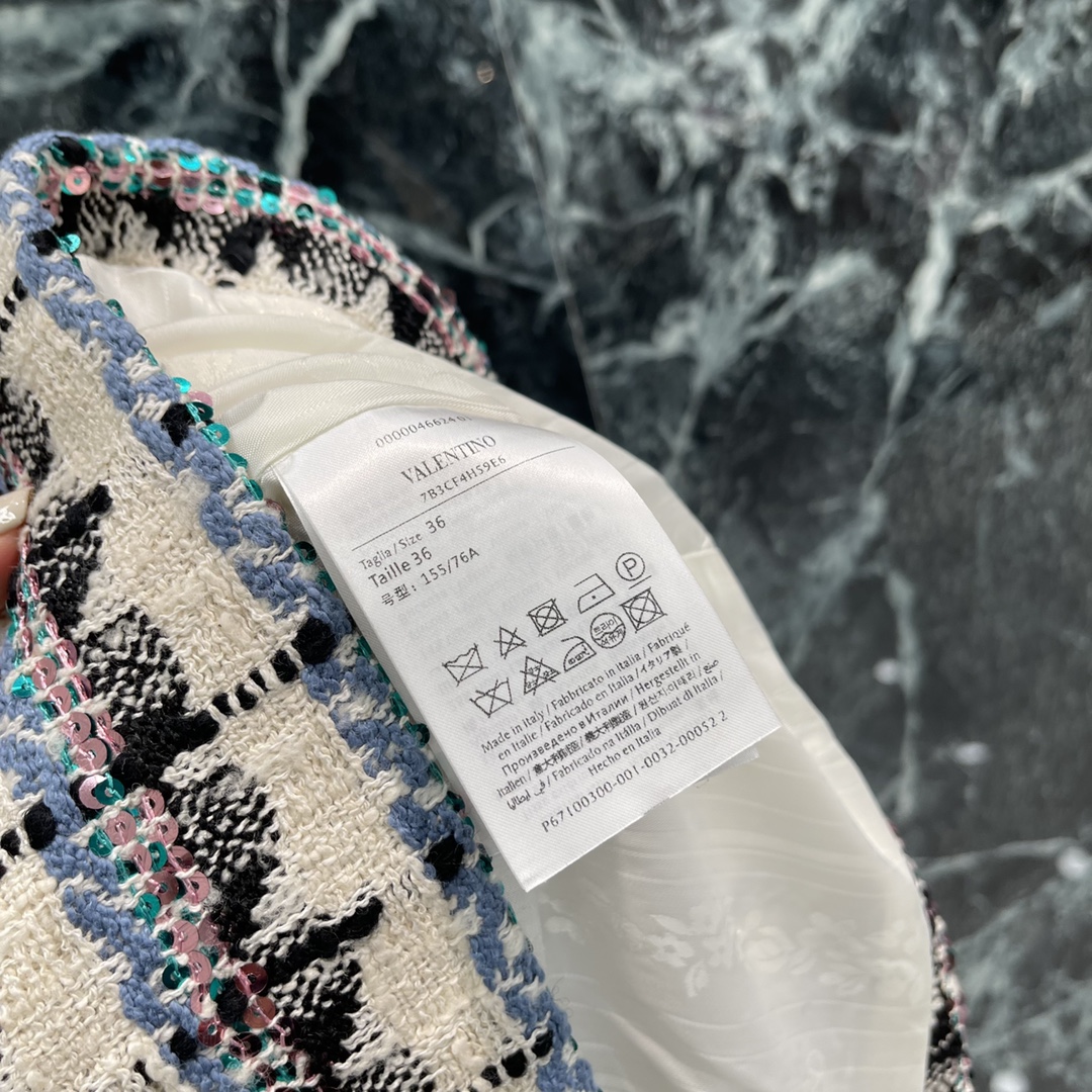 
Val华伦 25早秋新款 粗花呢亮片短袖连衣裙 粗细交织黑白格纹+粉紫亮片穿插尽显奢华的同时不失雅致成