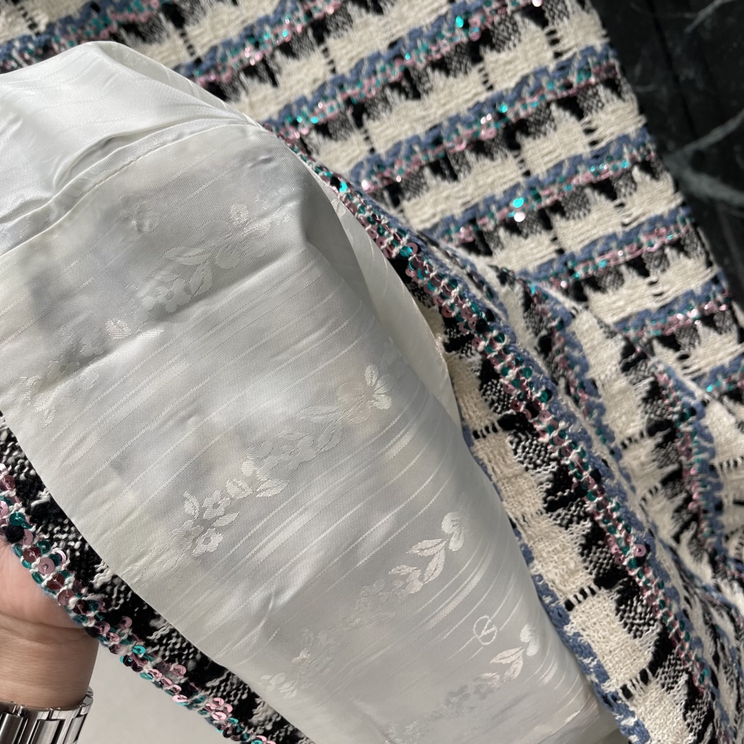 
Val华伦 25早秋新款 粗花呢亮片短袖连衣裙 粗细交织黑白格纹+粉紫亮片穿插尽显奢华的同时不失雅致成