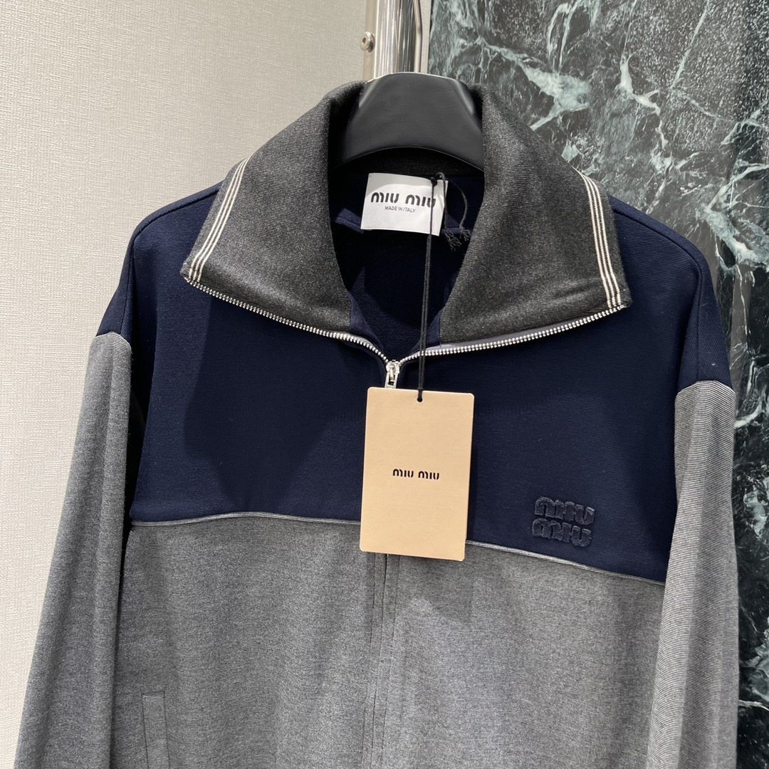 
Miu 25早秋新款 美拉德色系拼接拉链外套 定制面料 拿到手有一定的分量感高克重面料密织拼接撞色设计