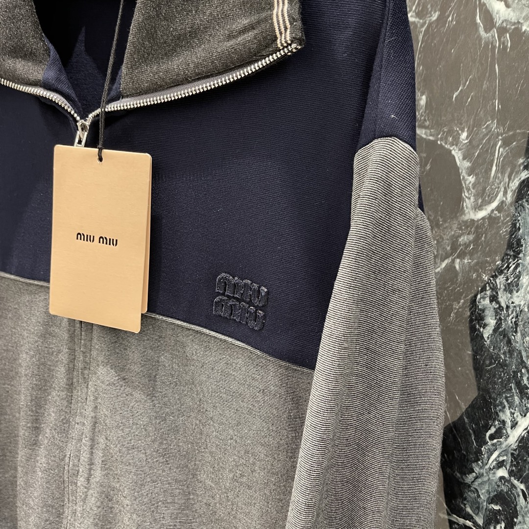 
Miu 25早秋新款 美拉德色系拼接拉链外套 定制面料 拿到手有一定的分量感高克重面料密织拼接撞色设计