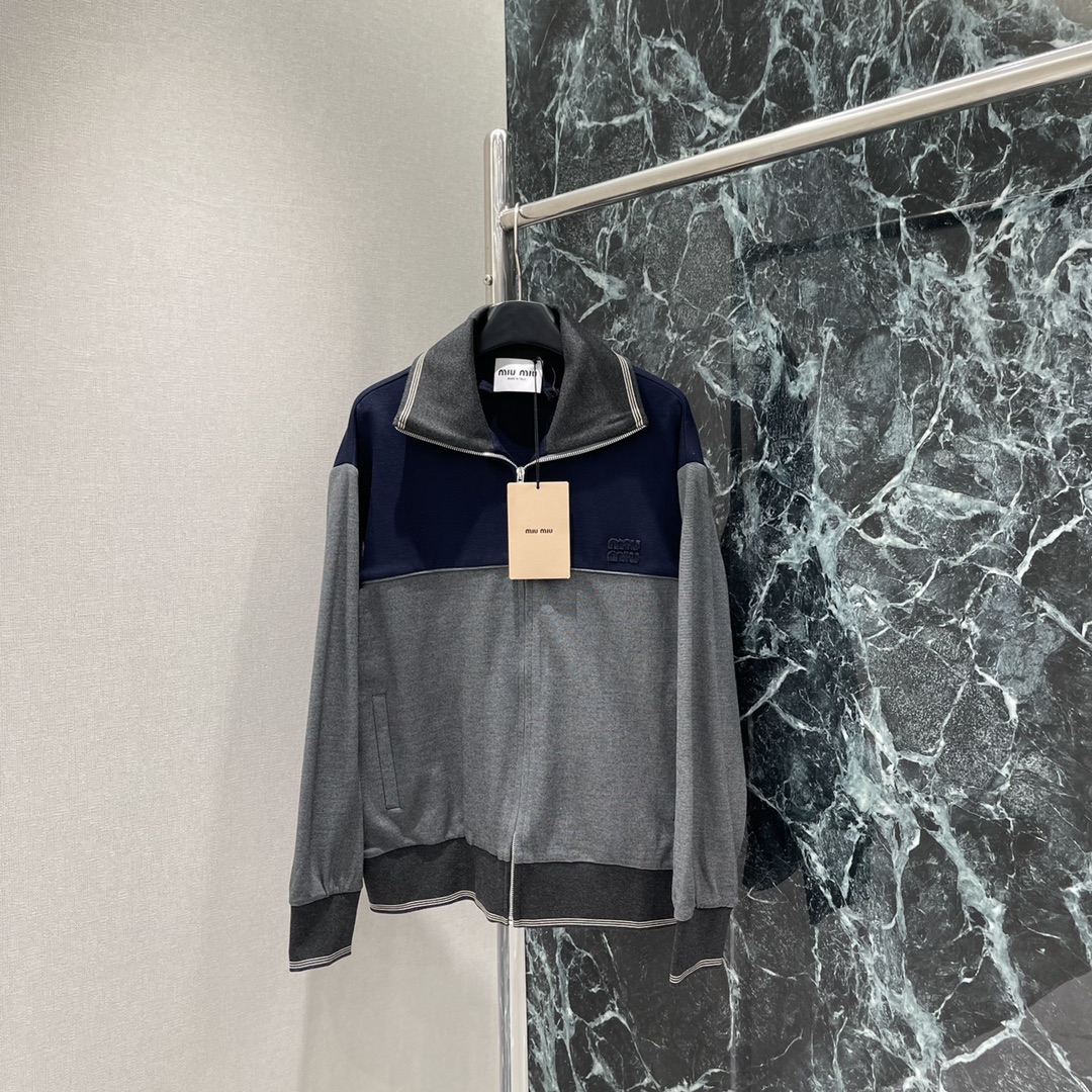 
Miu 25早秋新款 美拉德色系拼接拉链外套 定制面料 拿到手有一定的分量感高克重面料密织拼接撞色设计