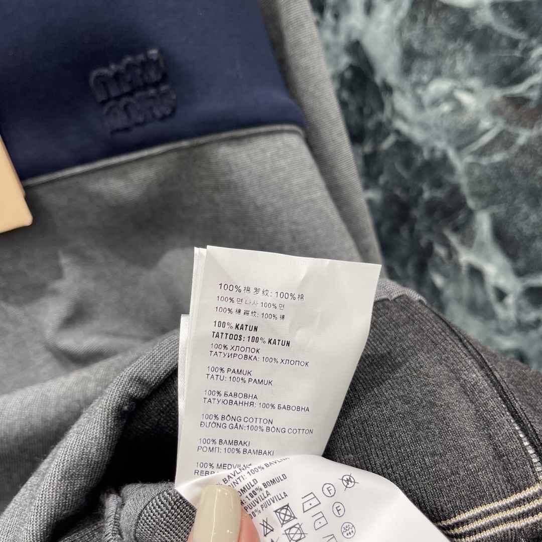 
Miu 25早秋新款 美拉德色系拼接拉链外套 定制面料 拿到手有一定的分量感高克重面料密织拼接撞色设计