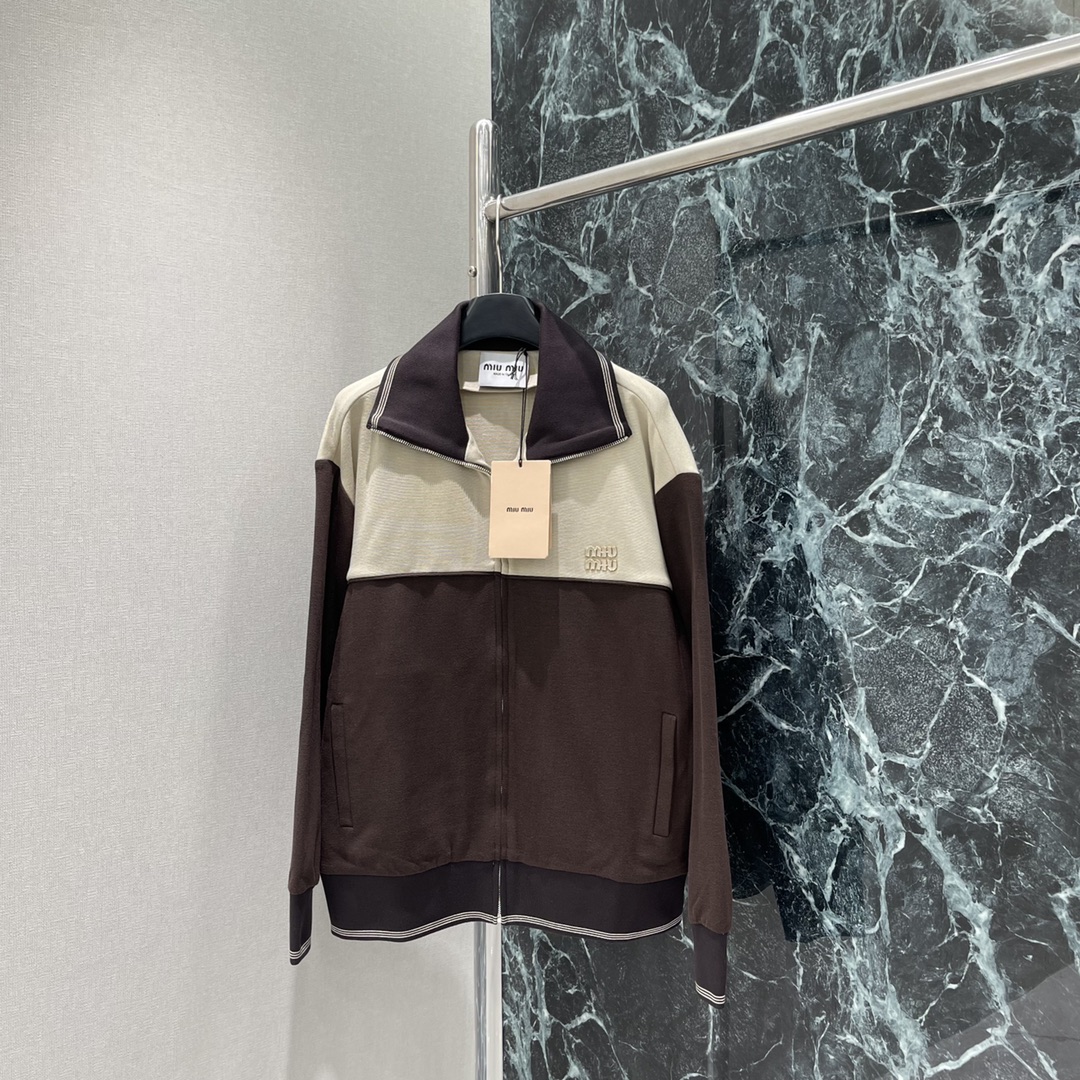 
Miu 25早秋新款 美拉德色系拼接拉链外套 定制面料 拿到手有一定的分量感高克重面料密织拼接撞色设计