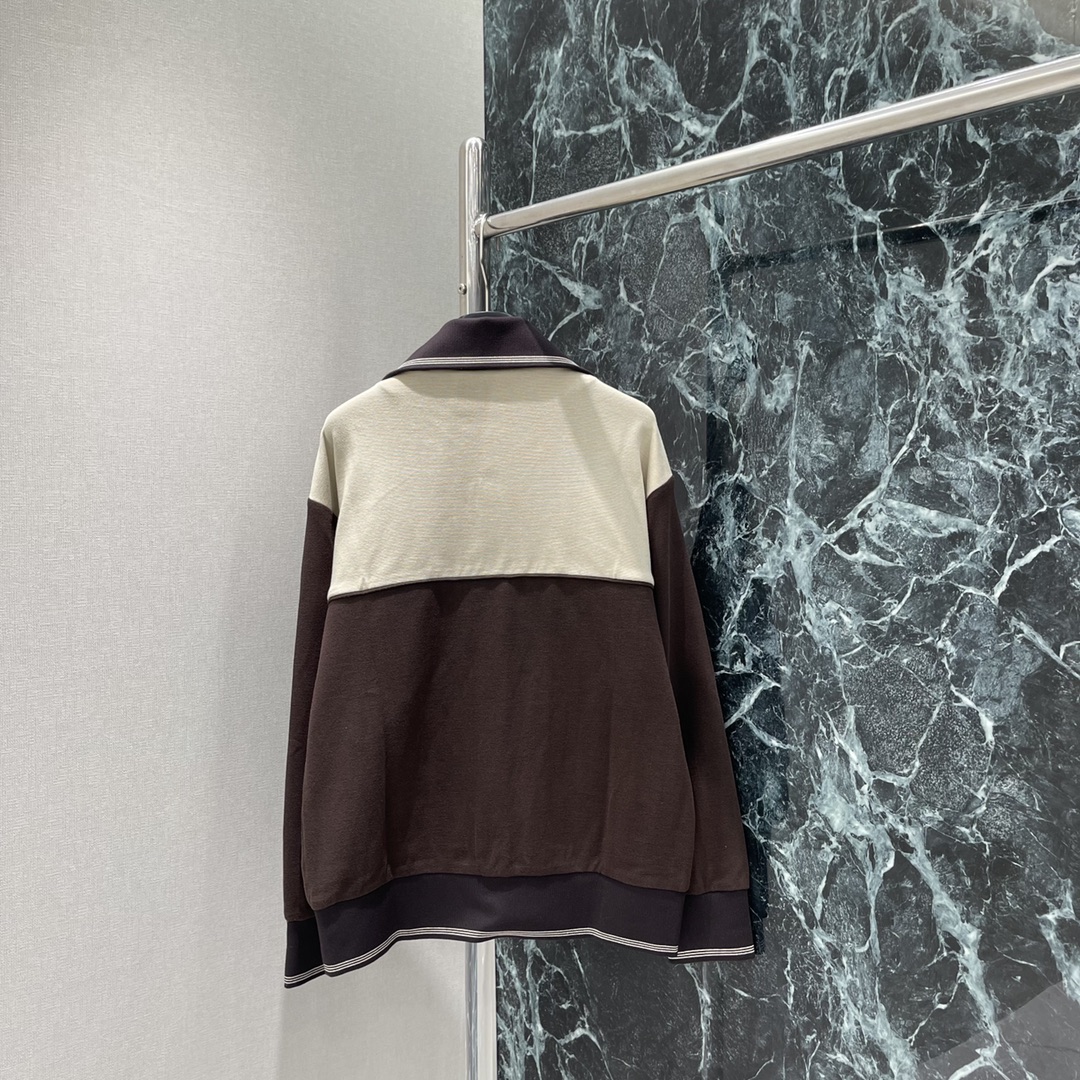 
Miu 25早秋新款 美拉德色系拼接拉链外套 定制面料 拿到手有一定的分量感高克重面料密织拼接撞色设计