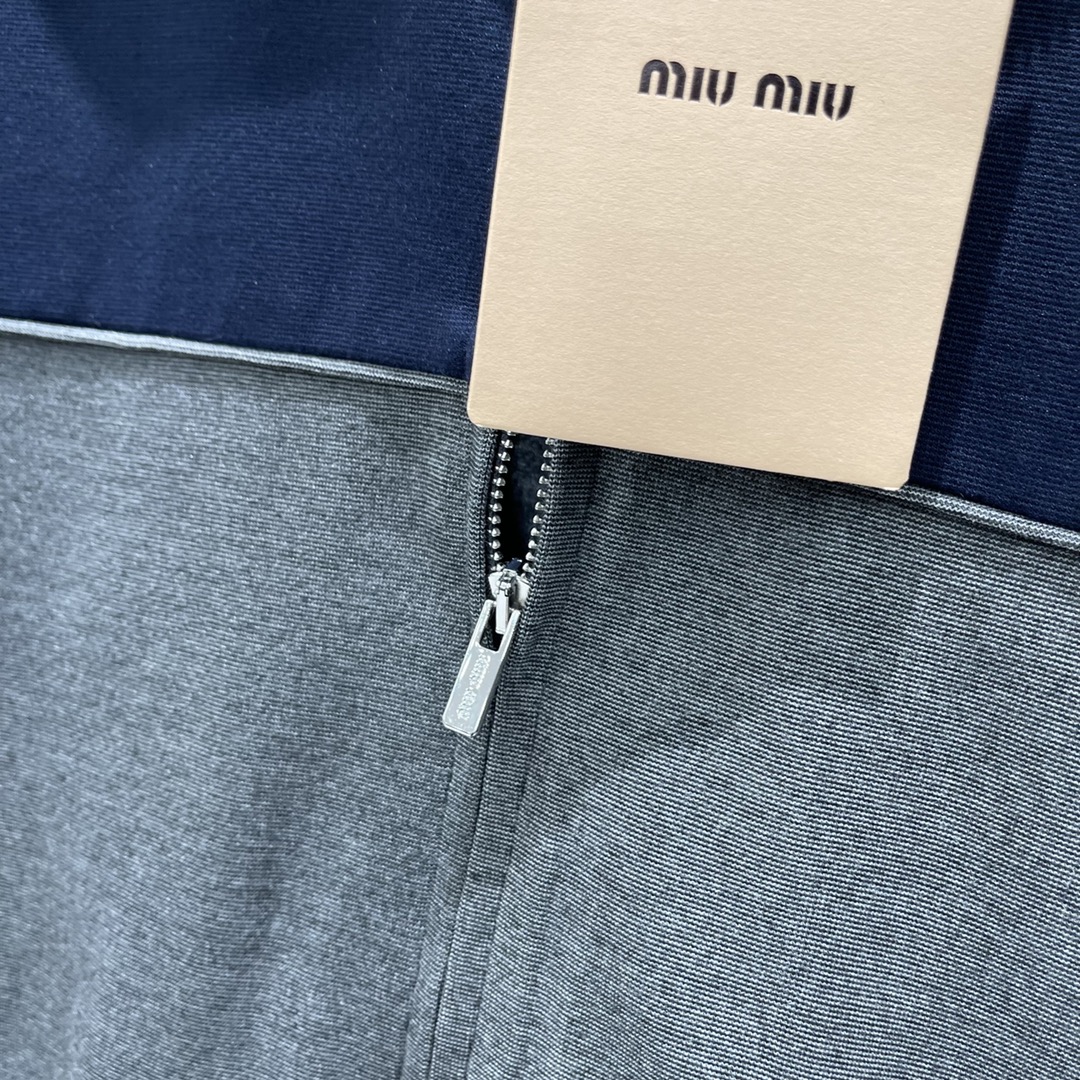 
Miu 25早秋新款 美拉德色系拼接拉链外套 定制面料 拿到手有一定的分量感高克重面料密织拼接撞色设计