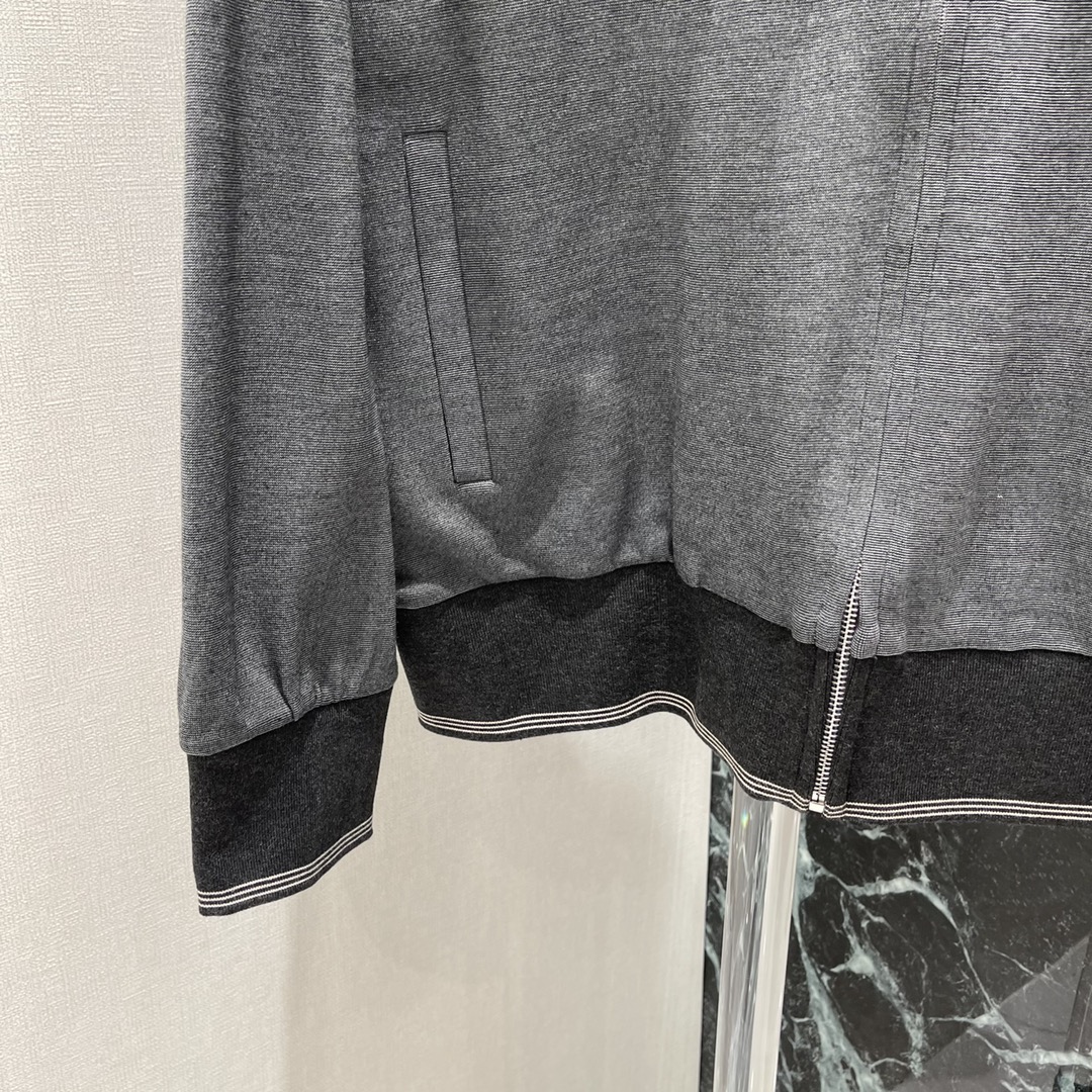 
Miu 25早秋新款 美拉德色系拼接拉链外套 定制面料 拿到手有一定的分量感高克重面料密织拼接撞色设计