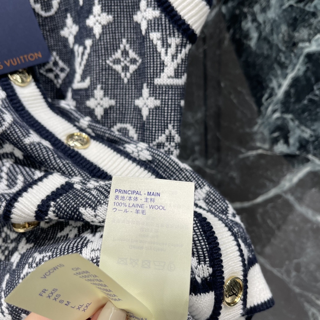 
路易 25早秋新款 提花链条针织马甲开衫 通体装点标志性四叶草元素字母徽标图案领前点缀徽标链条亮眼满分