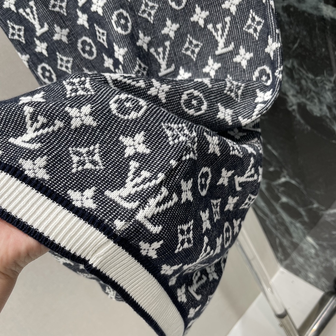 
路易 25早秋新款 提花链条针织背心裙 通体装点标志性四叶草元素字母徽标图案领前点缀徽标链条亮眼满分 