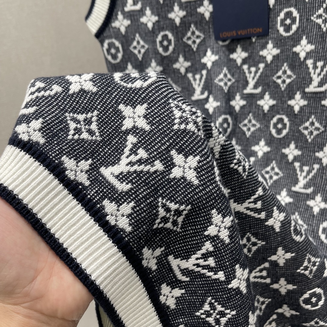 
路易 25早秋新款 提花链条针织背心裙 通体装点标志性四叶草元素字母徽标图案领前点缀徽标链条亮眼满分 