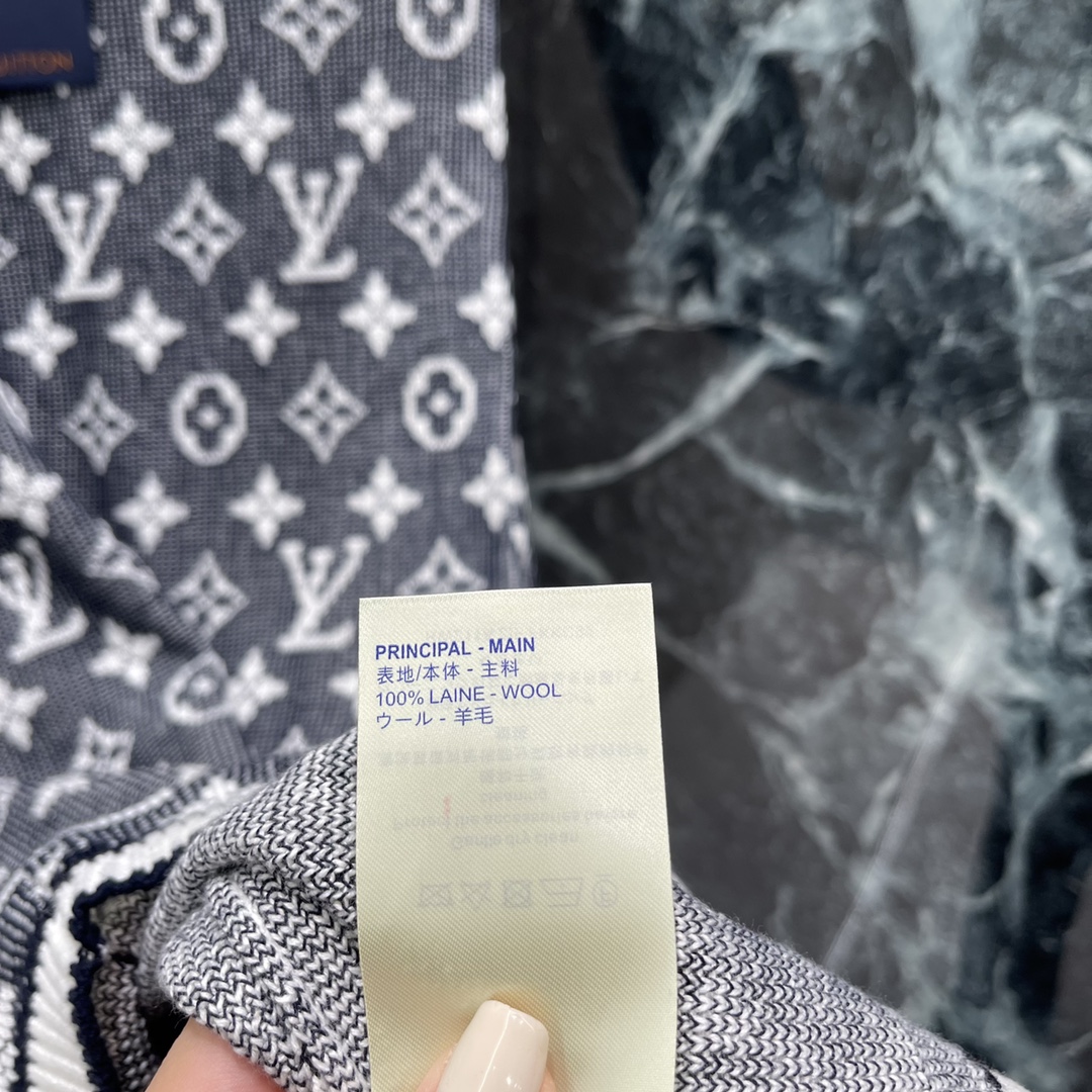 
路易 25早秋新款 提花链条针织背心裙 通体装点标志性四叶草元素字母徽标图案领前点缀徽标链条亮眼满分 