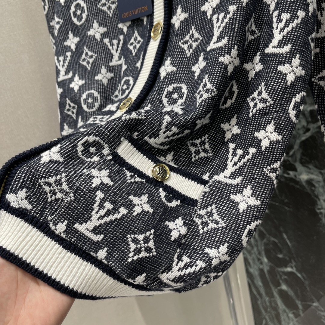 
路易 25早秋新款 圆领长袖开衫 标志性提花图案彰显品牌低调奢华调性 正面口袋装饰➕定制扣子 上身非常