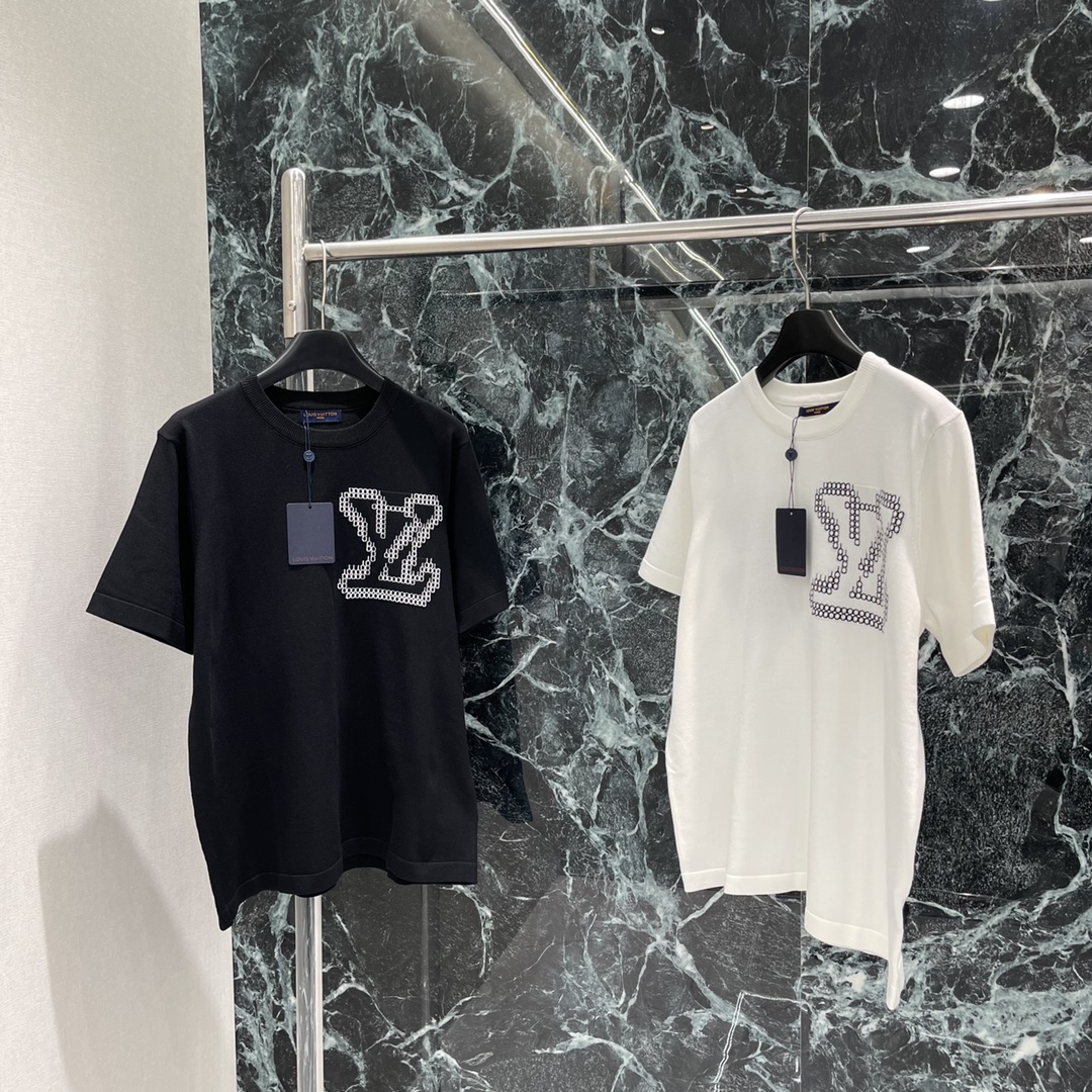 
路易 25早秋新款 圆领字母针织上衣 标志性钩花字母徽标图案马赛克字体更显质感 品牌自带的时尚感立现随