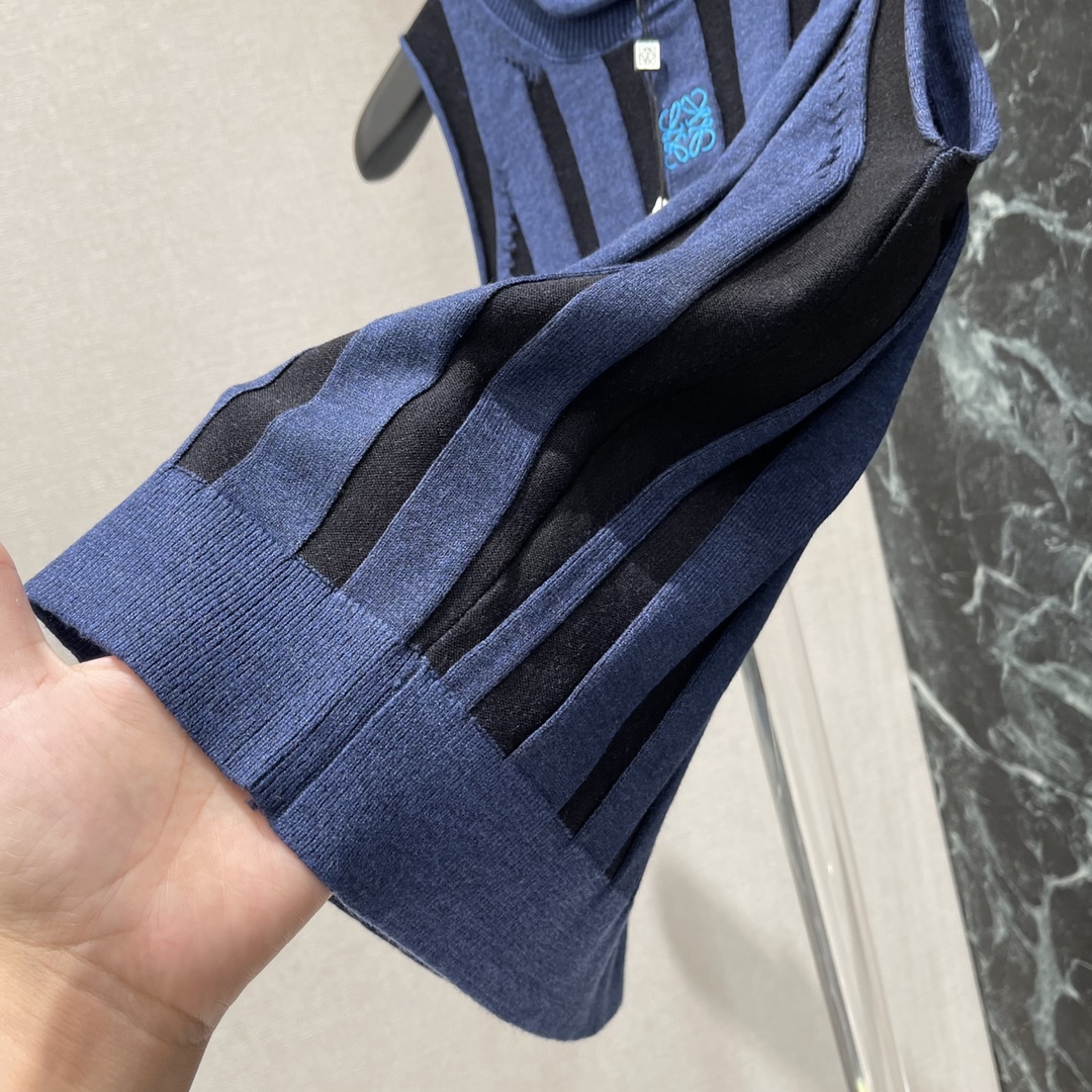 
罗意威 25早秋新款  针织撞色背心 大身以撞色竖条纹装饰胸前标志性字母徽标装饰展现增添温柔文艺气息怎