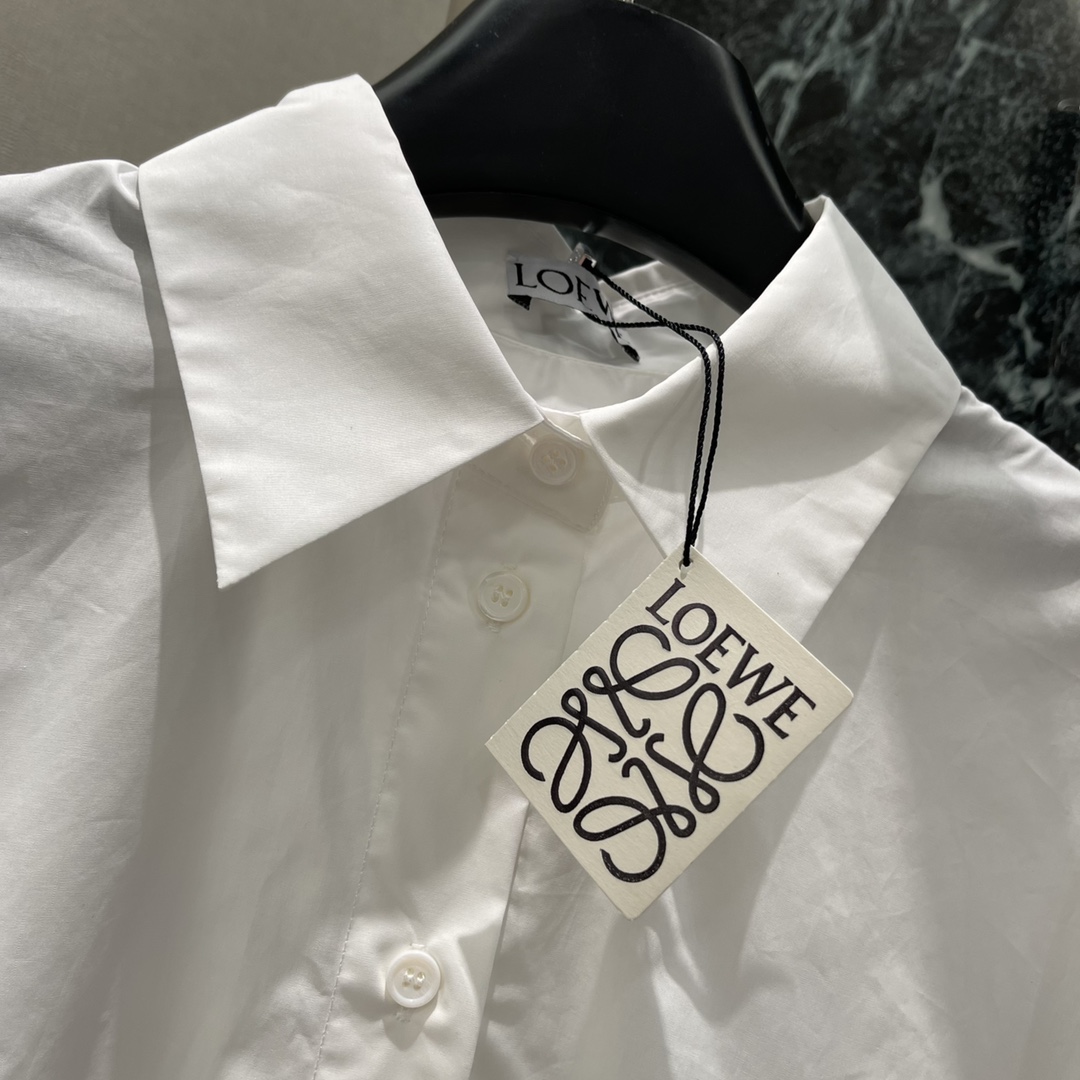 
罗意威 25早秋新款 不规则短袖衬衫 胸前刺绣字母logo 彰显品牌格调 重经典小短款H版型不挑人百搭