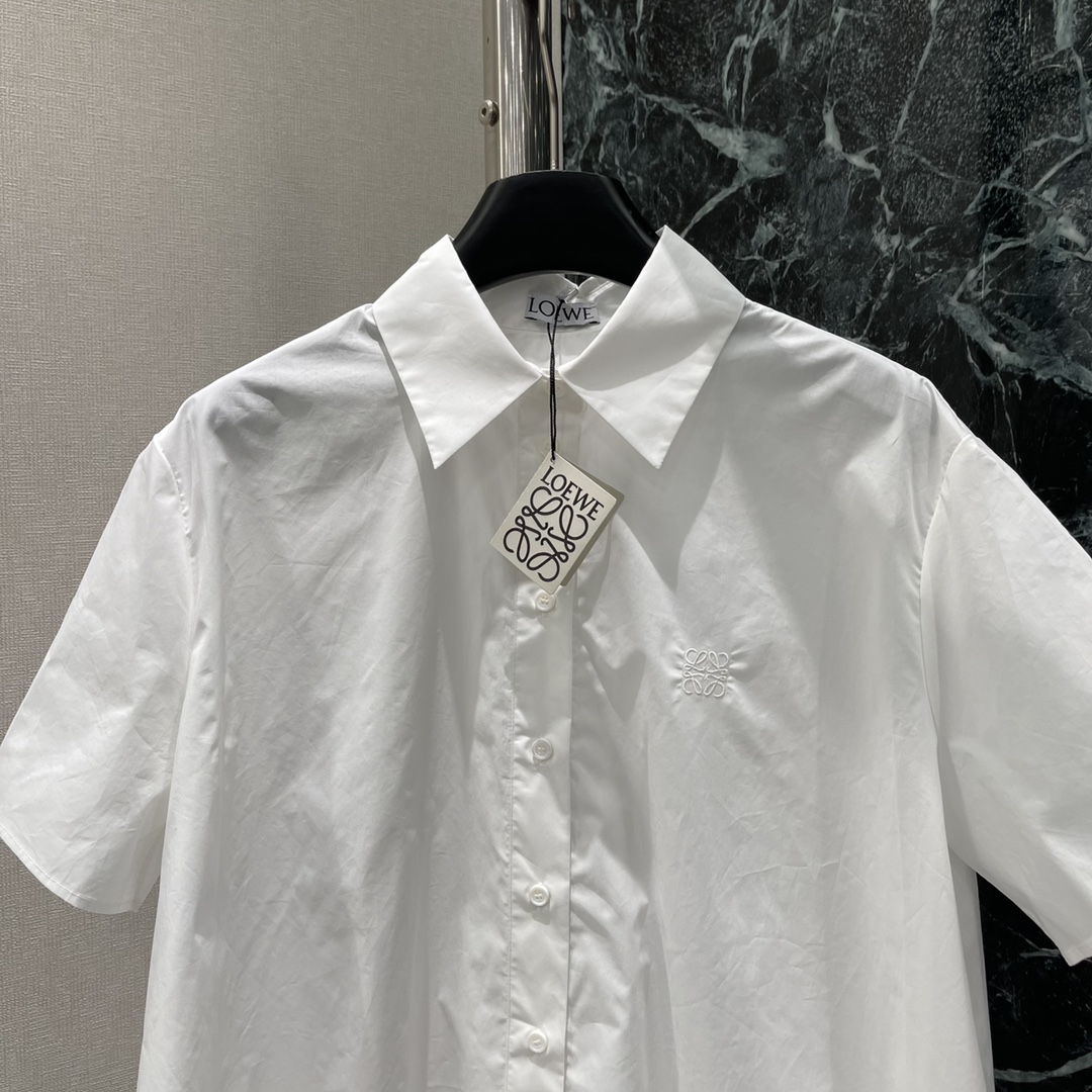
罗意威 25早秋新款 不规则短袖衬衫 胸前刺绣字母logo 彰显品牌格调 重经典小短款H版型不挑人百搭