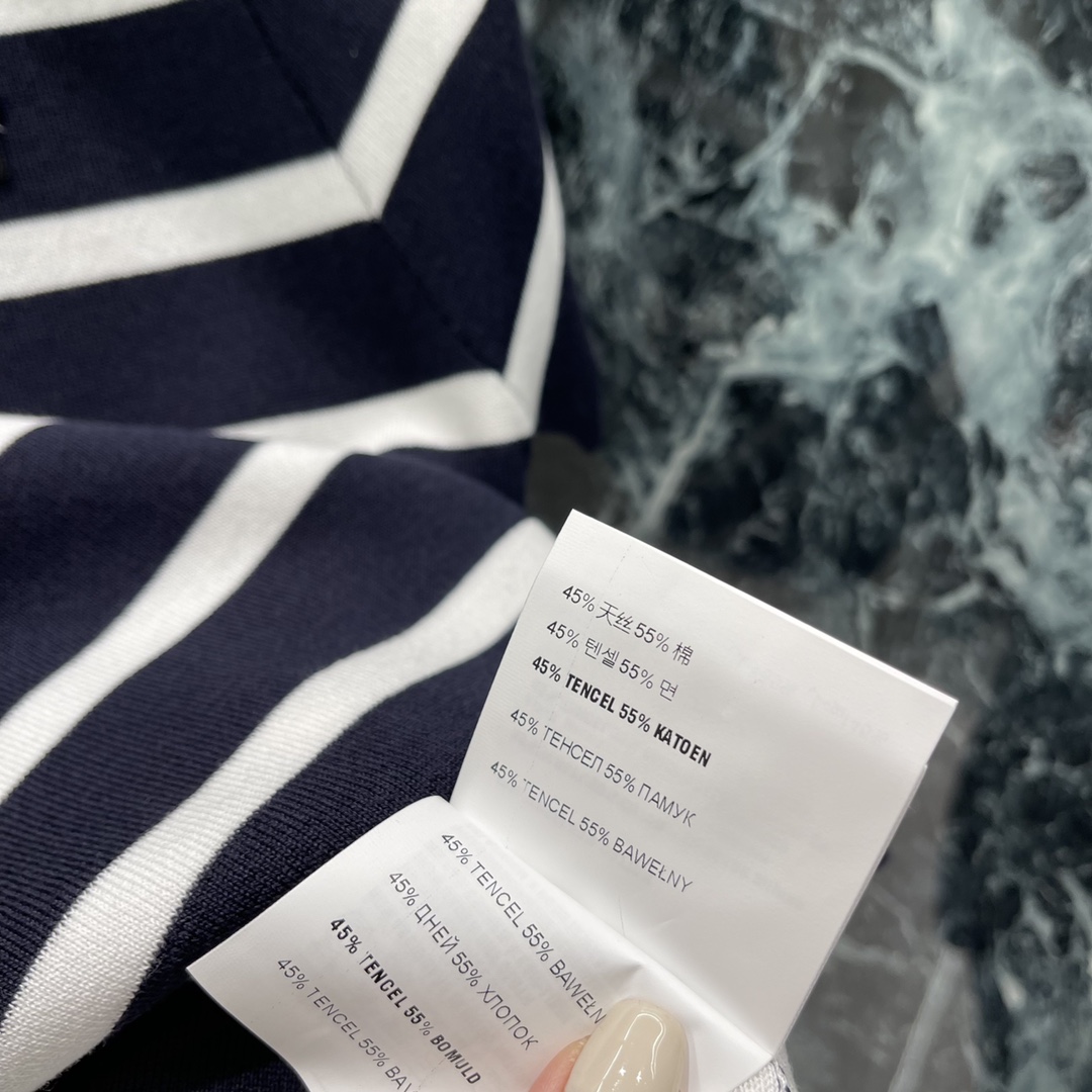 
Miu 25早秋新款 条纹落肩短袖针织上衣 经典的蓝白条纹短袖加胸前小logo设计少女风减龄又时髦 经