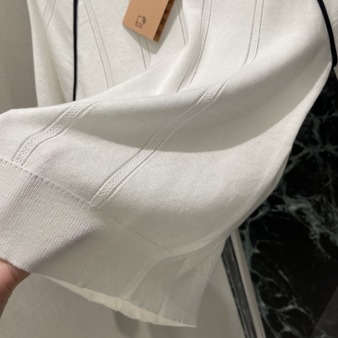 
Miu 25夏季新款 撞色针织短袖胸前徽标字母提花 白富美必入神器万能百搭修身版型超显瘦复古气质时髦又