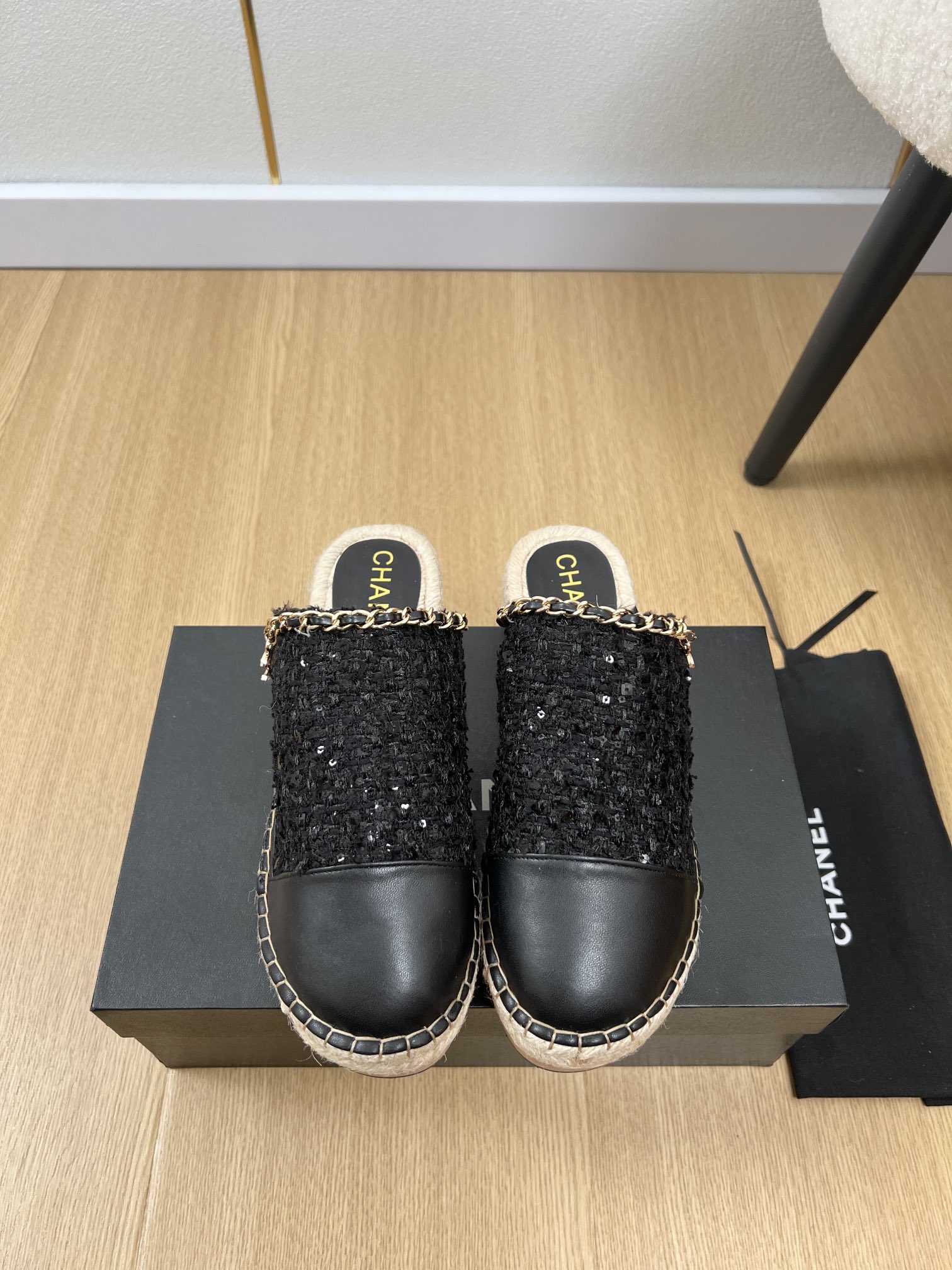 NO:420260,CHANEL Chanel | 2025 Xiaoxiang 2025 Spring and Summer New Products, New Hemp Rope Thick-Soled Slippers Series, Love at First Sight, Xiaohongshu is highly recommended, it looks good no matter how you match it, a must-have for fashionable beauty, Ms. Xiaoxiang loves simple and irresistible/match shows a unique style of dressing, free mixing and matching, shines in place, and follows the fashionable pace of Grandma Tsuka!  !  !  Exquisite details enlarge the original mold opening hardware buckle. Top version purchasing level creation & small person benefits. Thick sole. Heighten height. Super slim. This year's fairy must have fashion items. Upper. Imported cowhide splicing specific materials. Inner. Sheepskin. Outsole. Original mold opening solid wood sole + hemp rope. Heel height 5cm. Size 35-41 (40.41 customization without return or exchange), semi-torched high heels, chanel, chanel, high heels, slippers, cowhide, sheepskin.19860909CHANEL香奈儿 | 2025  小香2025春夏新品 专柜新款爆款麻绳厚底包头拖鞋系列 一见钟情 小红书力推款,怎么搭配都好看,时髦精必备,小香女士钟爱简约又难以抗拒系/搭配展现与众不同的穿搭风格、自由混搭闪耀到位跟紧香奶奶时尚步伐！！！精致细节放大看原版开模五金扣 顶级版本代购级别打造&小个子的福利 厚底 增高 超级显瘦 今年小仙女♀必备时尚单品 鞋面 进口牛皮拼接特定材料 内里 羊皮 大底 原版开模实木大底+麻绳 跟高 5cm 码数 35-41（40.41定制不退换）,半拖高跟鞋,chanel,chanel,high heels,slippers,cowhide,sheepskin,Women's Shoes