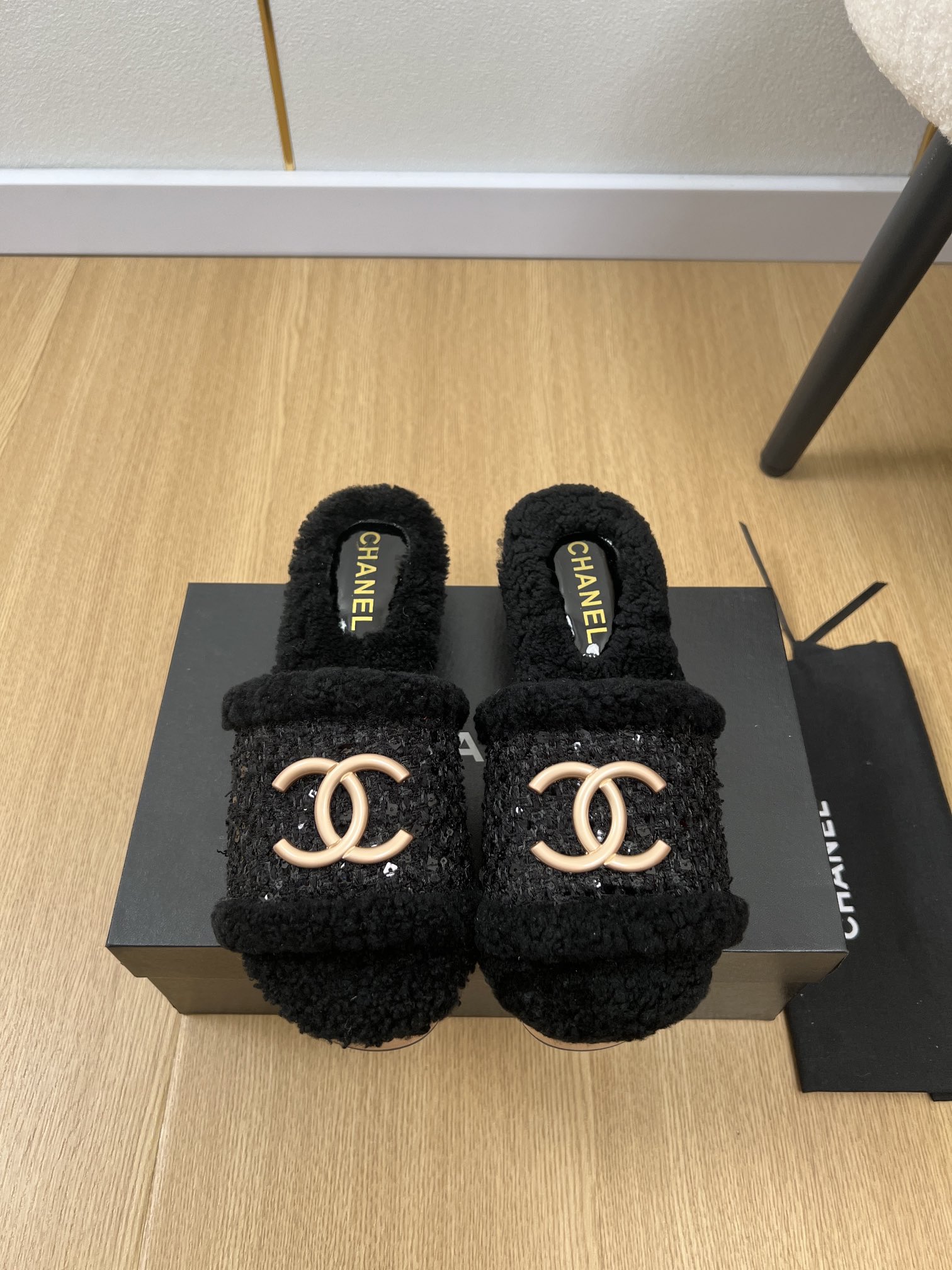 NO:420317,CHANEL Chanel | 2025 Xiaoxiang 2025 Spring and Summer New Products, New Double C-button Wool Slippers Series, Love at First Sight, Xiaohongshu is highly recommended, it looks good no matter how you match it, a must-have for fashionable beauty, Ms. Xiaoxiang loves simple and irresistible/match shows a unique style of dressing style, free mixing and matching shines in place, keeping up with Grandma Tsuka!  !  !  Exquisite details enlarge the original mold opening hardware buckle. Top version purchasing level creation & small person benefits. Thick sole. Heightening. Super slim. This year's fairy must-have fashion items. Upper. Imported cowhide/customized special materials. Inner. Real lamb wool. Outsole. Original mold opening solid wood sole. Heel height. 3.5cm. Size 35-41 (40.41 customization without return). Slippers. Chanel, chanel, slippers, cowhide.19860909CHANEL香奈儿 | 2025  小香2025春夏新品 专柜新款爆款双C扣羊毛拖鞋系列 一见钟情 小红书力推款,怎么搭配都好看,时髦精必备,小香女士钟爱简约又难以抗拒系/搭配展现与众不同的穿搭风格、自由混搭闪耀到位跟紧香奶奶时尚步伐！！！精致细节放大看原版开模五金扣 顶级版本代购级别打造&小个子的福利 厚底 增高 超级显瘦 今年小仙女♀必备时尚单品 鞋面 进口牛皮/定制特殊材料 内里 真羊羔毛 大底 原版开模实木大底 跟高 3.5cm 码数 35-41（40.41定制不退换）,拖鞋,chanel,chanel,slippers,cowhide,Women's Shoes