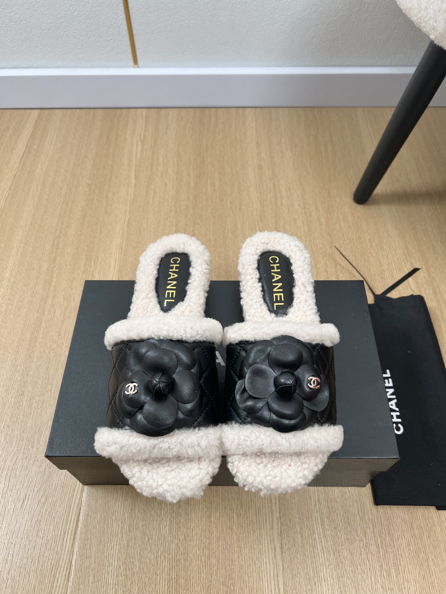 NO:420330,CHANEL Chanel | 2025 Xiaoxiang 2025 Spring and Summer New Products, New Camellia Wool Slippers Series, Love at First Sight, Xiaohongshu is highly recommended, it looks good no matter how you match it, a must-have for fashionable beauty, Ms. Xiaoxiang loves simple and irresistible/match shows a unique dressing style, free mixing and matching shines in place, keeping up with Grandma Tsuka!  !  !  Exquisite details enlarge the original mold opening hardware buckle. Top version purchasing level creation & small person benefits. Thick sole. Heightening. Super slim. This year's fairy must-have fashion items. Upper. Imported cowhide/customized special materials. Inner. Real lamb wool. Outsole. Original mold opening solid wood sole. Heel height. 3.5cm. Size 35-41 (40.41 customization without return). Slippers. Chanel, chanel, slippers, cowhide.19860909CHANEL香奈儿 | 2025  小香2025春夏新品 专柜新款爆款山茶花羊毛拖鞋系列 一见钟情 小红书力推款,怎么搭配都好看,时髦精必备,小香女士钟爱简约又难以抗拒系/搭配展现与众不同的穿搭风格、自由混搭闪耀到位跟紧香奶奶时尚步伐！！！精致细节放大看原版开模五金扣 顶级版本代购级别打造&小个子的福利 厚底 增高 超级显瘦 今年小仙女♀必备时尚单品 鞋面 进口牛皮/定制特殊材料 内里 真羊羔毛 大底 原版开模实木大底 跟高 3.5cm 码数 35-41（40.41定制不退换）,拖鞋,chanel,chanel,slippers,cowhide,Women's Shoes