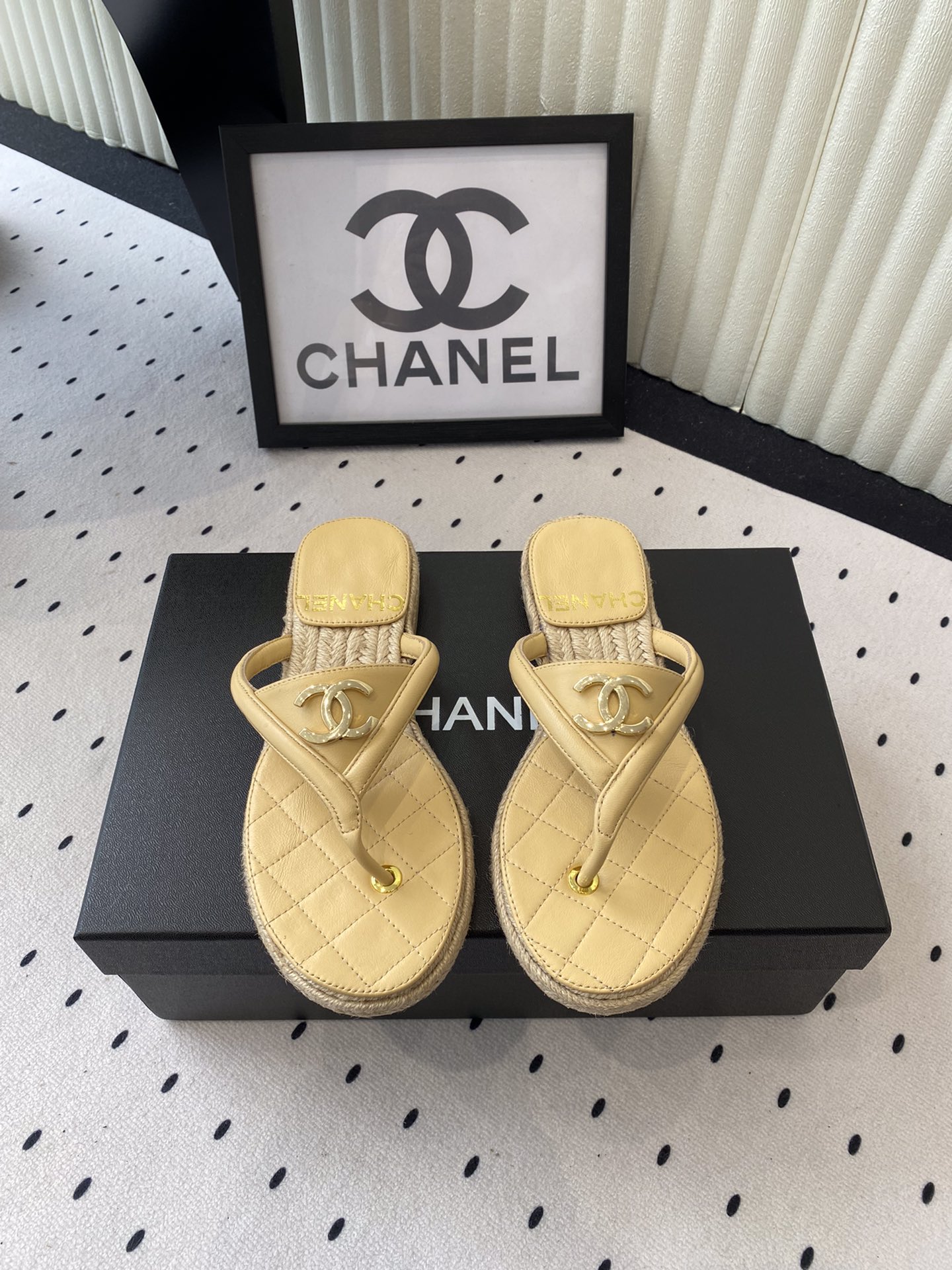 NO:420100,Chanel new style of slippers, essential lazy slippers for summer travel, comfortable and soft on the feet, special legs, original imported sheepskin upper, sheepskin inner footbed, original open molded sole Size: 35-39 (40 41 customized), split-toe shoes, chanel, slippers, sheepskin19860909Chanel新款麻底拖鞋 夏天旅游必备懒人拖鞋 上脚舒适柔软特显腿型 原版进口羊皮鞋面 羊皮内里垫脚 原版开模大底 Size:35-39 (40 41订做),分趾鞋,chanel,slippers,sheepskin,Women's Shoes