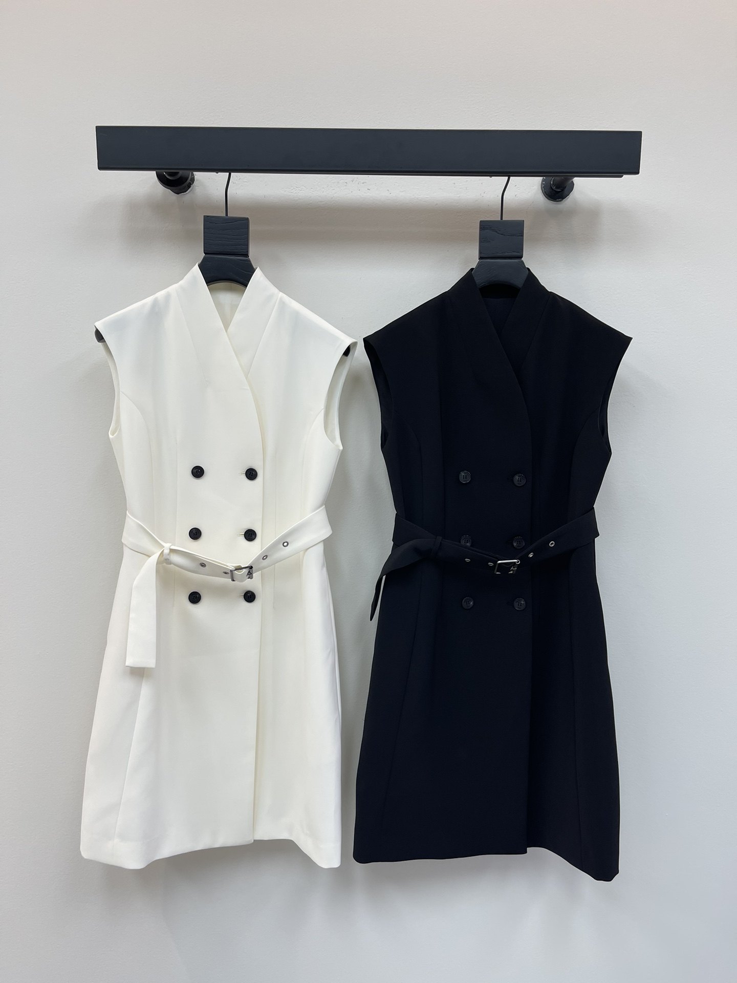 NO:436401,Dio*25 new V-neck button CD sleeveless dress. V-neck shape makes it look more elegant!  It is mixed with a hint of elegance, and it is handled just right~ the fabric is high-end and textured!  Very drape!  It is not easy to wrinkle and easy to care for, and the upper body is very comfortable~ Silky lining, and wearing it close to the body without pressure, tie the waistband to make it more visible!  Optimize the overall proportion. The inverted pleat process on both sides of the skirt makes the entire skirt more fluffy!  SML, dior, skirts, alexander wang19860909Dio*25新款V领纽扣CD无袖连衣裙.V领型更加显气质！夹杂着一丝丝的优雅感,拿捏得恰到好处～面料高级有质感！垂坠感很好！不易皱且好打理,上身很舒服~ 丝滑里衬,贴身穿无压力系上腰带更显腰部线条！优化整体比例.裙摆的两侧的倒褶工艺,让整个裙摆更加蓬松一些！SML,,dior,skirts,alexander wang,Women's clothing