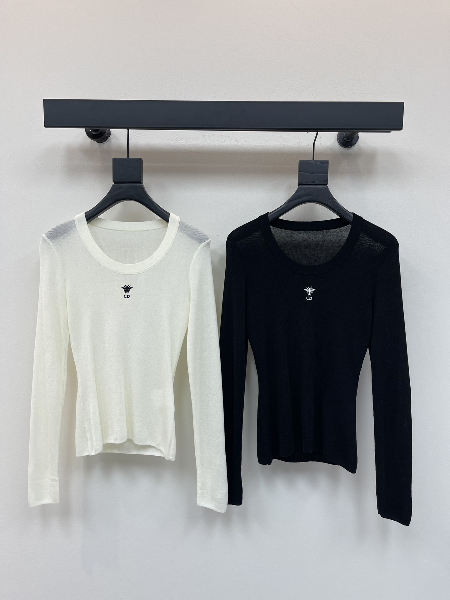 NO:436724,Dio*25 Early Fall New Embroidered Logo Knit Long Sleeves!  Custom imported silk material, vertical knitted texture on the whole body, and elastic fabric to fit the body to make you look slim and elegant. The whole clean color is visually decorated with embroidered logos on the front chest. A slim fit style can be used as a base or single wear!  SML, dior,alexander wang19860909Dio*25早秋新款刺绣徽标针织长袖！定制进口丝毛材质 通体竖条针织纹理 搭配弹性十足的面料 贴合身形显瘦气质 在整幅净色视觉上于前幅胸口饰以刺绣徽标点缀 修身版型打底或单穿都可！SML,,dior,alexander wang,Women's clothing