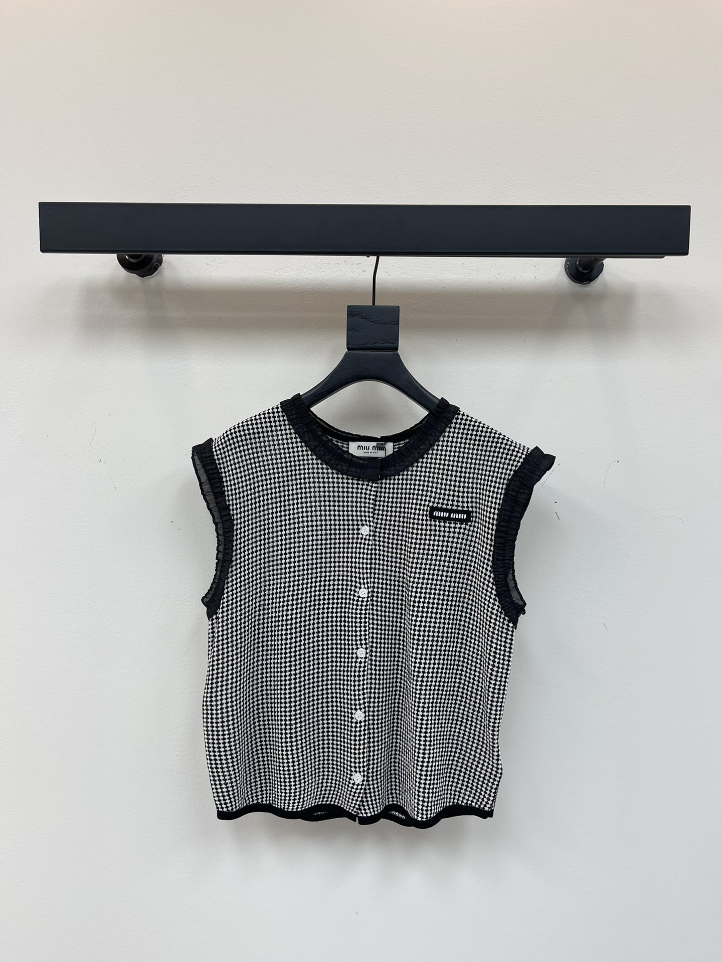 NO:436730,Miumi*25 spring and summer new knitted vest, fine plaid round neck sleeveless top, regular style comfortable and slim, exquisite lace splicing design adds femininity~ Renaissance and retro plaid elements, versatile and not picky!  A piece of elegant temperament contracted throughout the summer SML, miumiu, alexander wang19860909Miumi*25春夏新款针织背心 细格圆领无袖上衣 常规版型舒适显瘦,精致蕾丝拼接设计增添女人味~ 文艺复古格子元素,百搭不挑人！一件承包整个夏天的优雅气质SML,,miumiu,alexander wang,Women's clothing